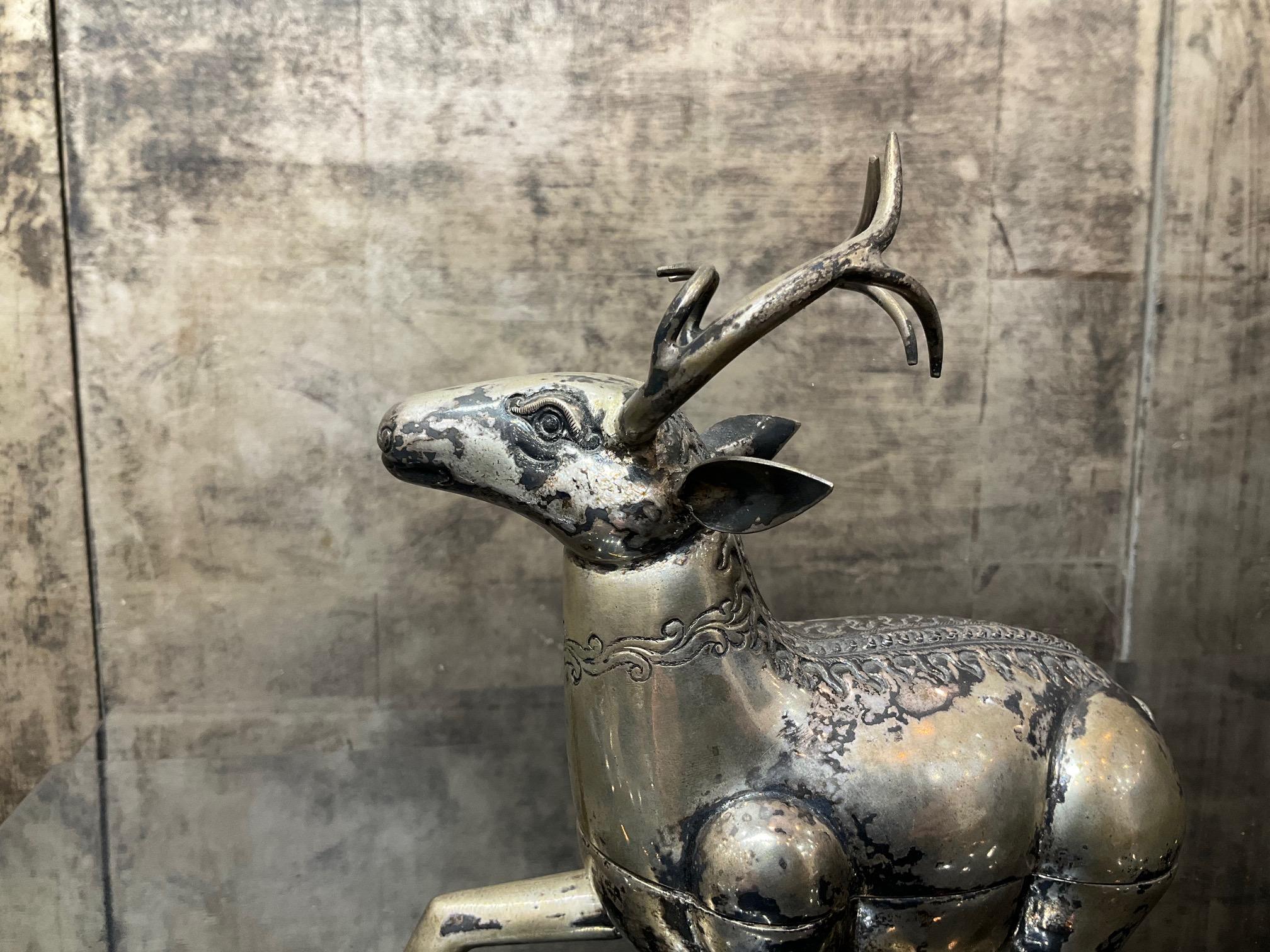 Contenitore unico in argento repoussé in stile Lanna (197 g) a forma di cervo In condizioni buone in vendita a Fukuoka, JP