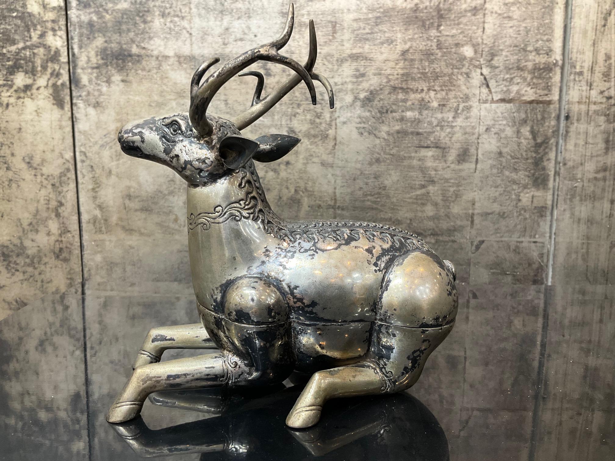 XX secolo Contenitore unico in argento repoussé in stile Lanna (197 g) a forma di cervo in vendita