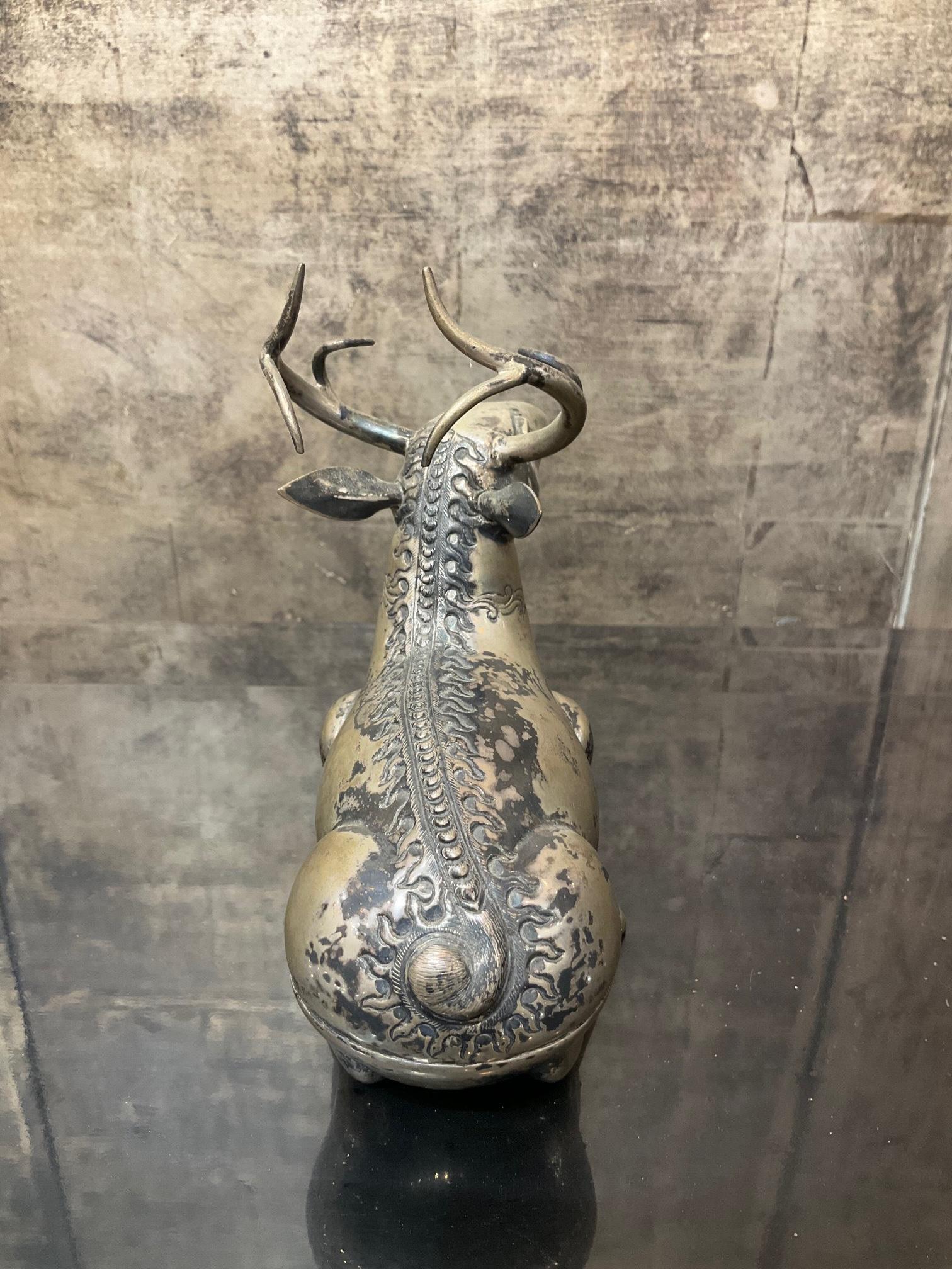 Argento Contenitore unico in argento repoussé in stile Lanna (197 g) a forma di cervo in vendita