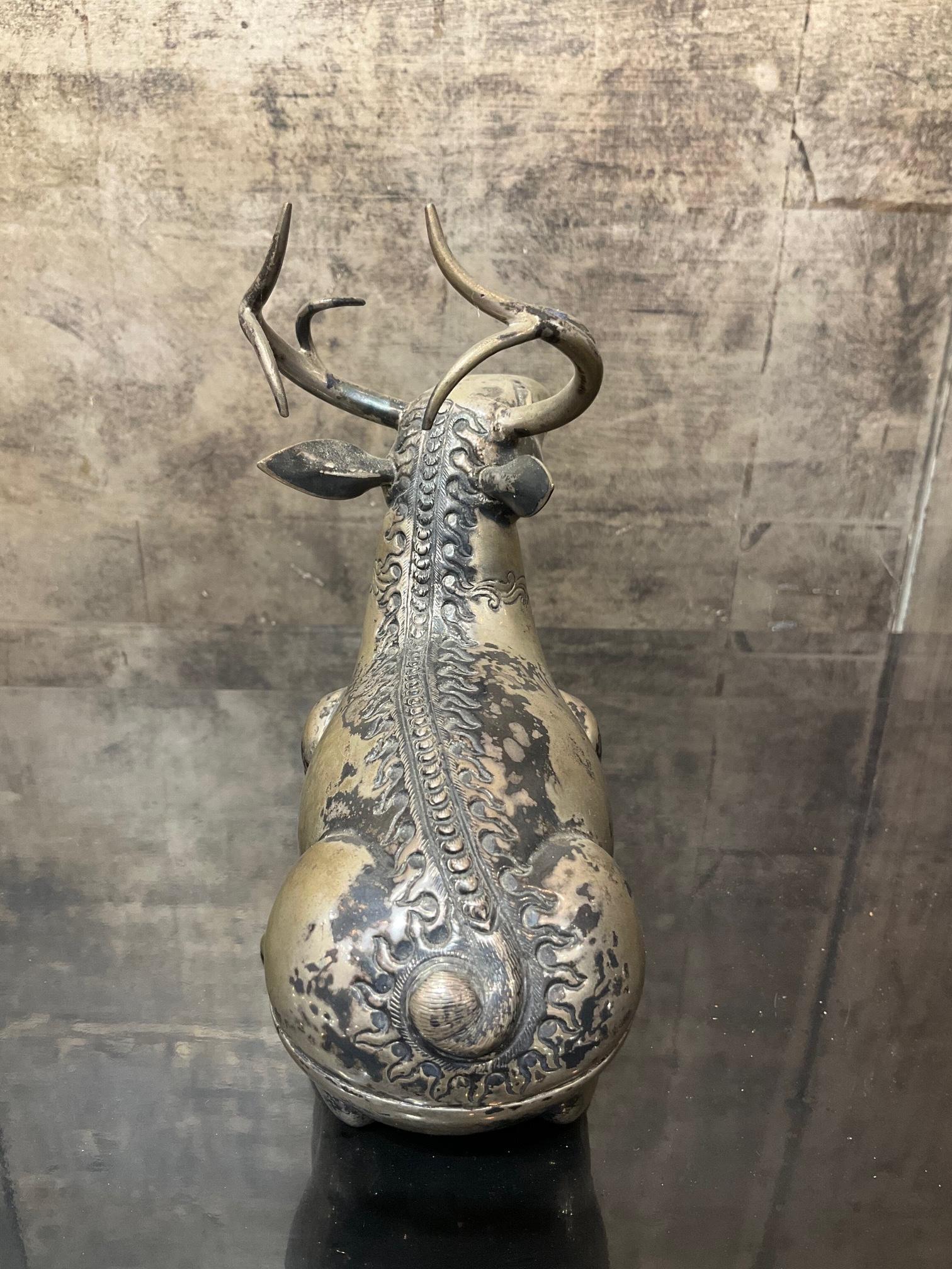 Contenitore unico in argento repoussé in stile Lanna (197 g) a forma di cervo in vendita 1