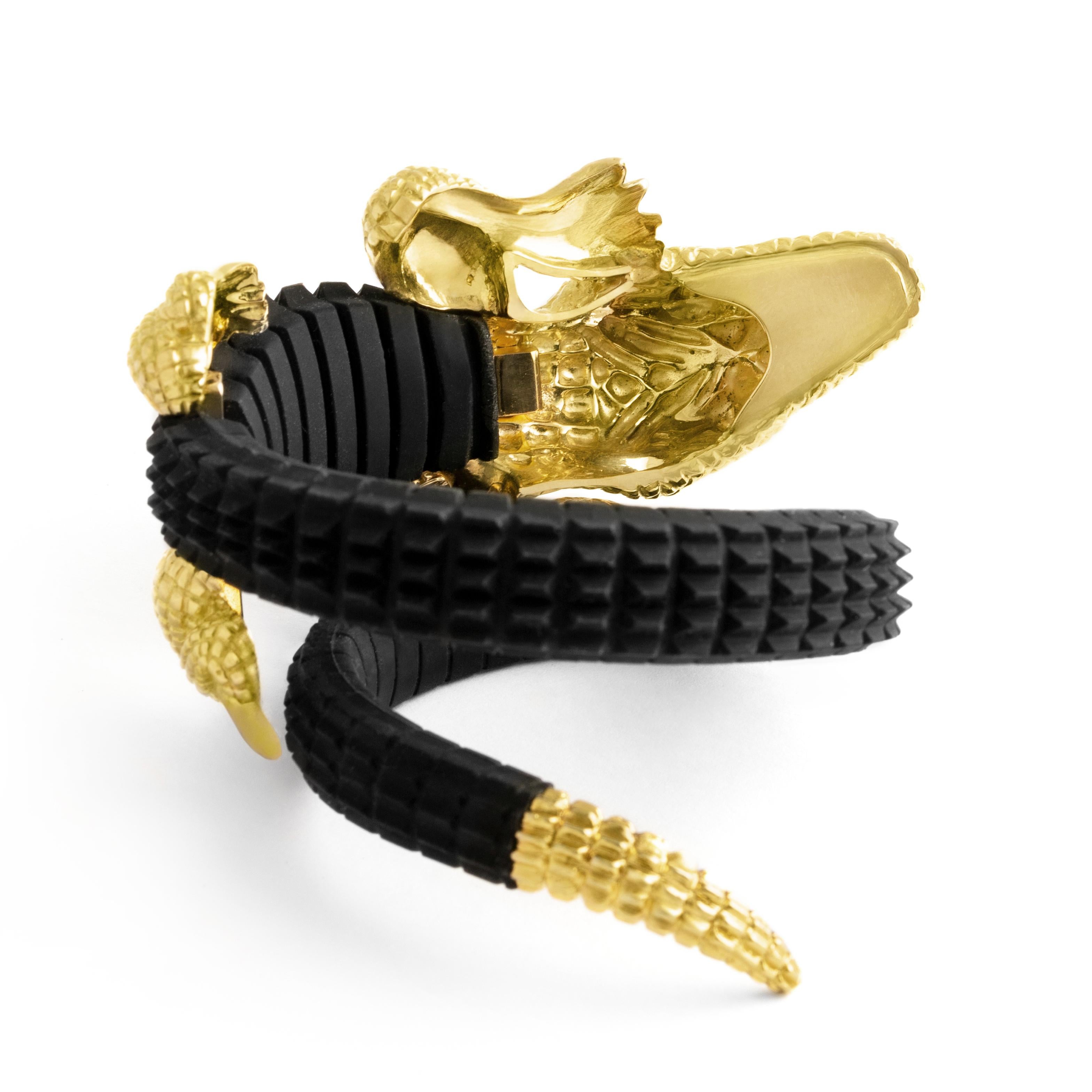 Bracelet unique en or 18 carats avec grand crocodile, alligator et diamants en vente 2