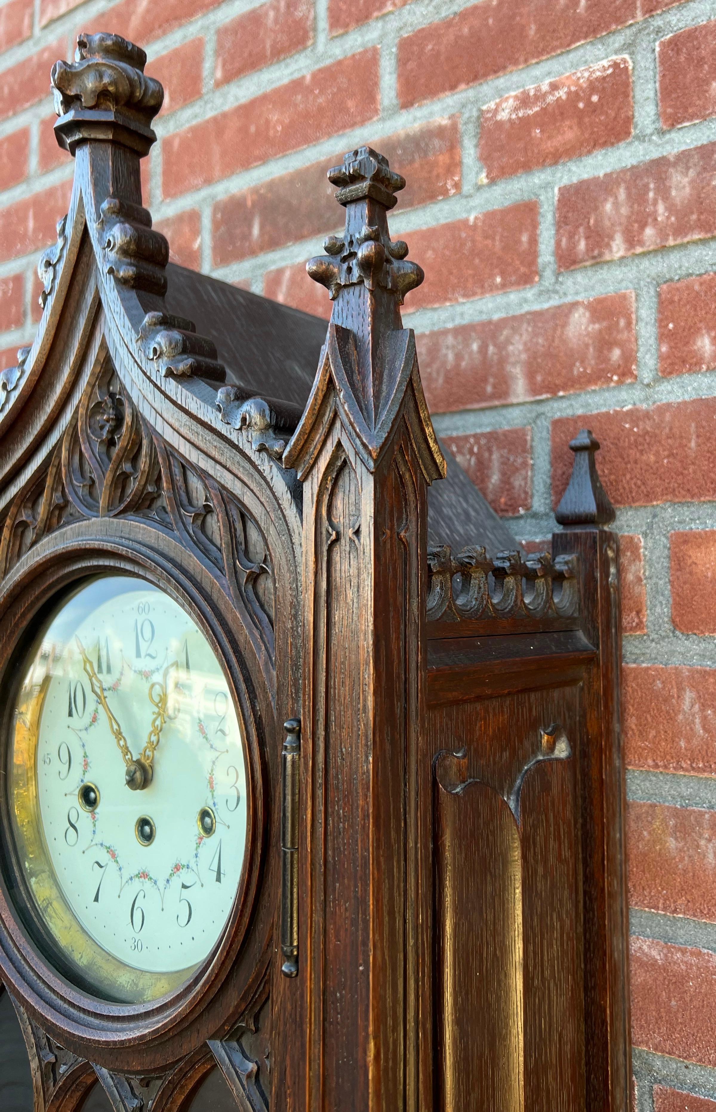 Reloj de pared grande y tallado a mano de estilo renacimiento gótico con sonido de carillón, ca. 1900 en venta 2
