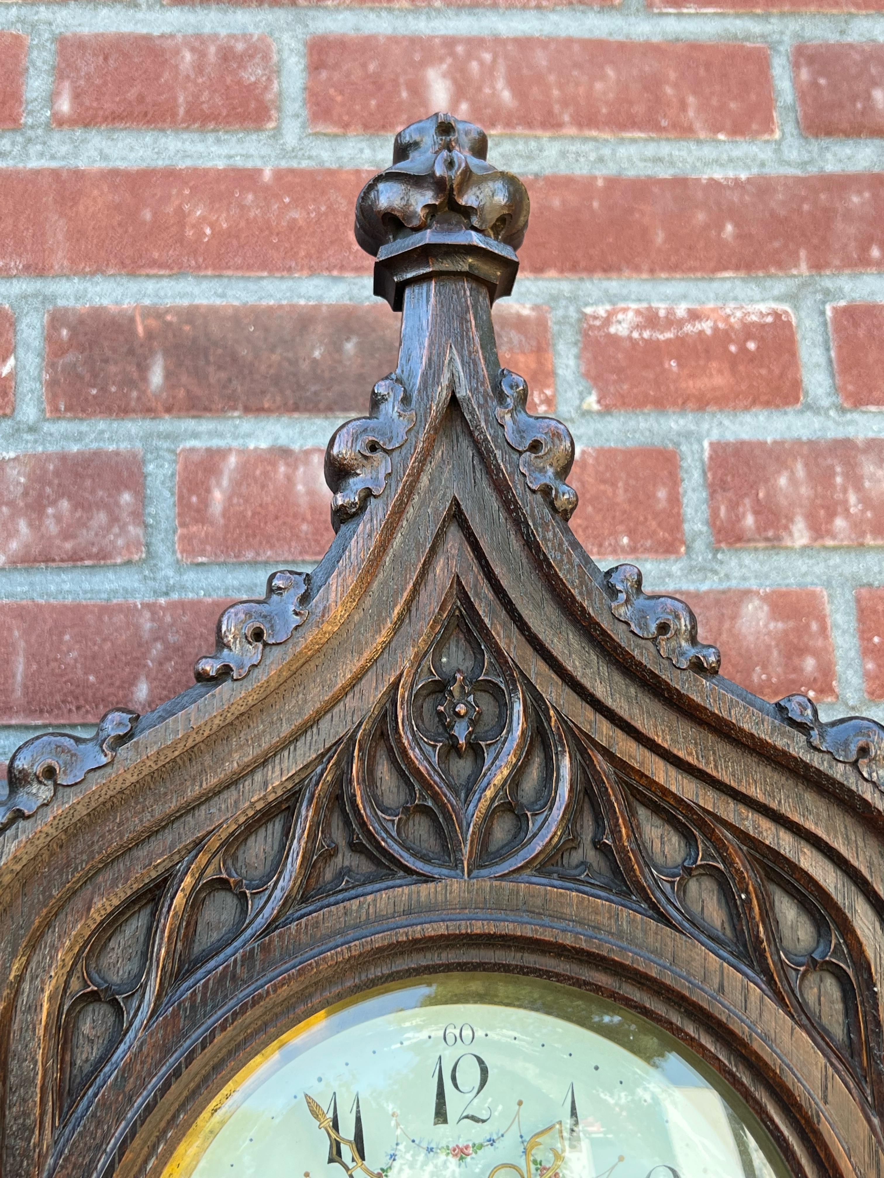 Reloj de pared grande y tallado a mano de estilo renacimiento gótico con sonido de carillón, ca. 1900 en venta 6
