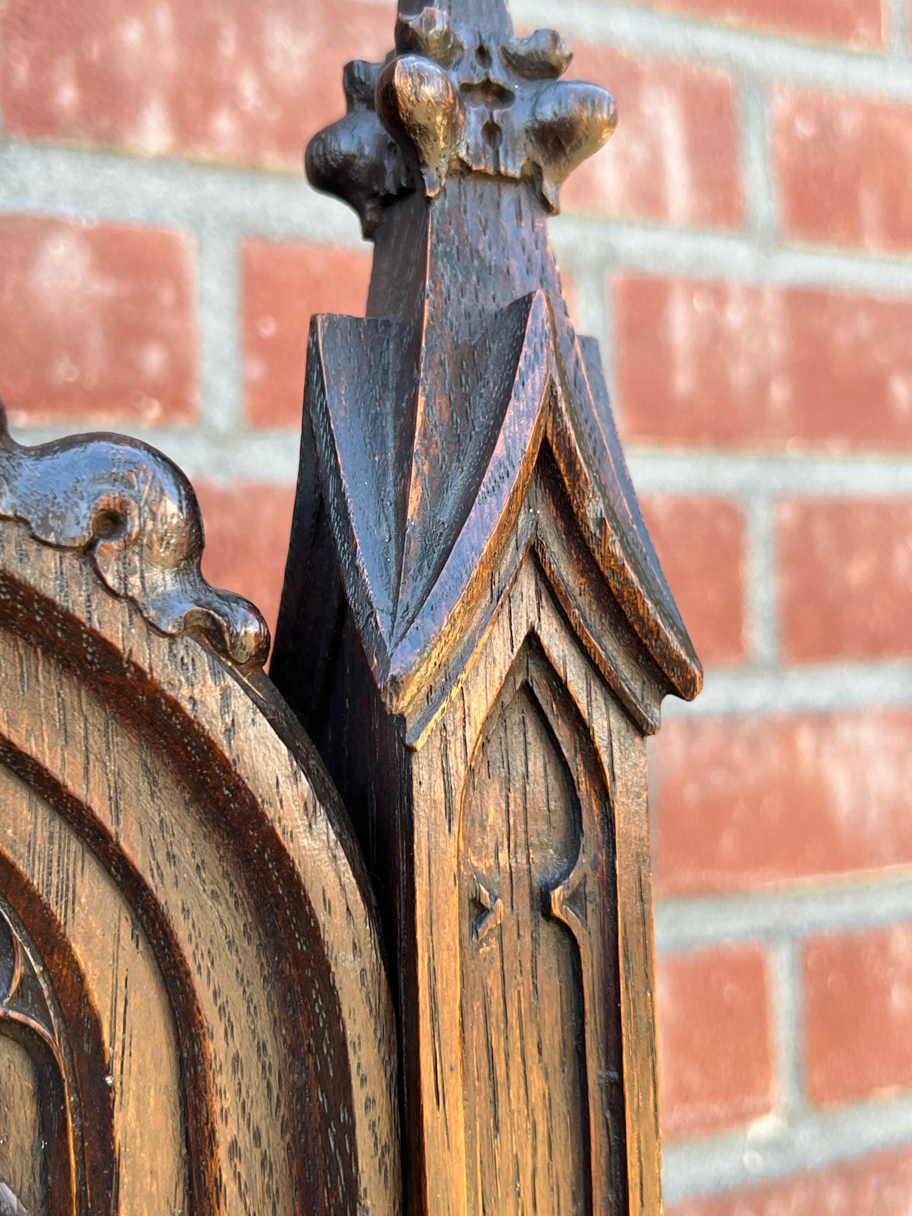 Reloj de pared grande y tallado a mano de estilo renacimiento gótico con sonido de carillón, ca. 1900 en venta 9