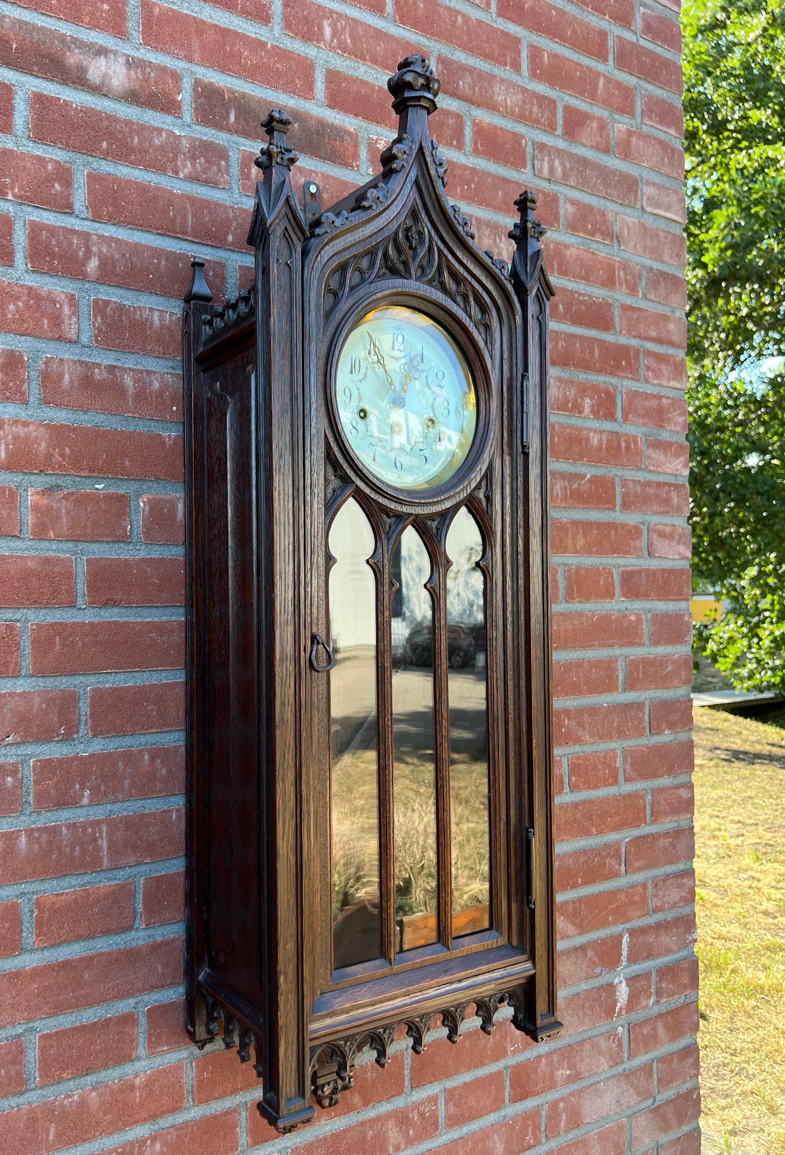 Horloge étonnante pour les collectionneurs d'antiquités gothiques rares et vraiment élégantes.

Les horloges murales gothiques sont rares et ce spécimen de plus d'un mètre de haut est probablement le plus beau et le plus grand que nous ayons