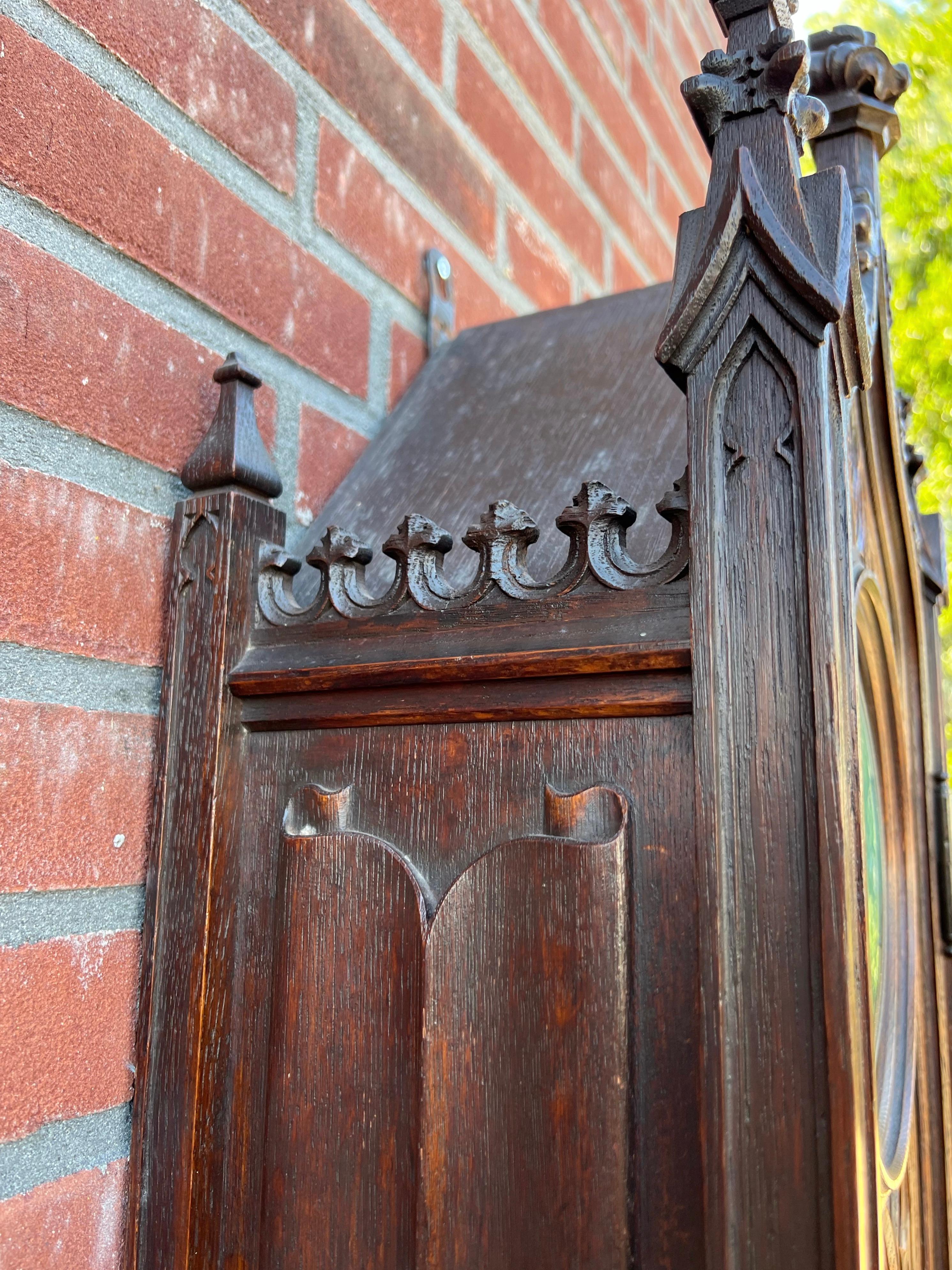Reloj de pared grande y tallado a mano de estilo renacimiento gótico con sonido de carillón, ca. 1900 Renacimiento gótico en venta