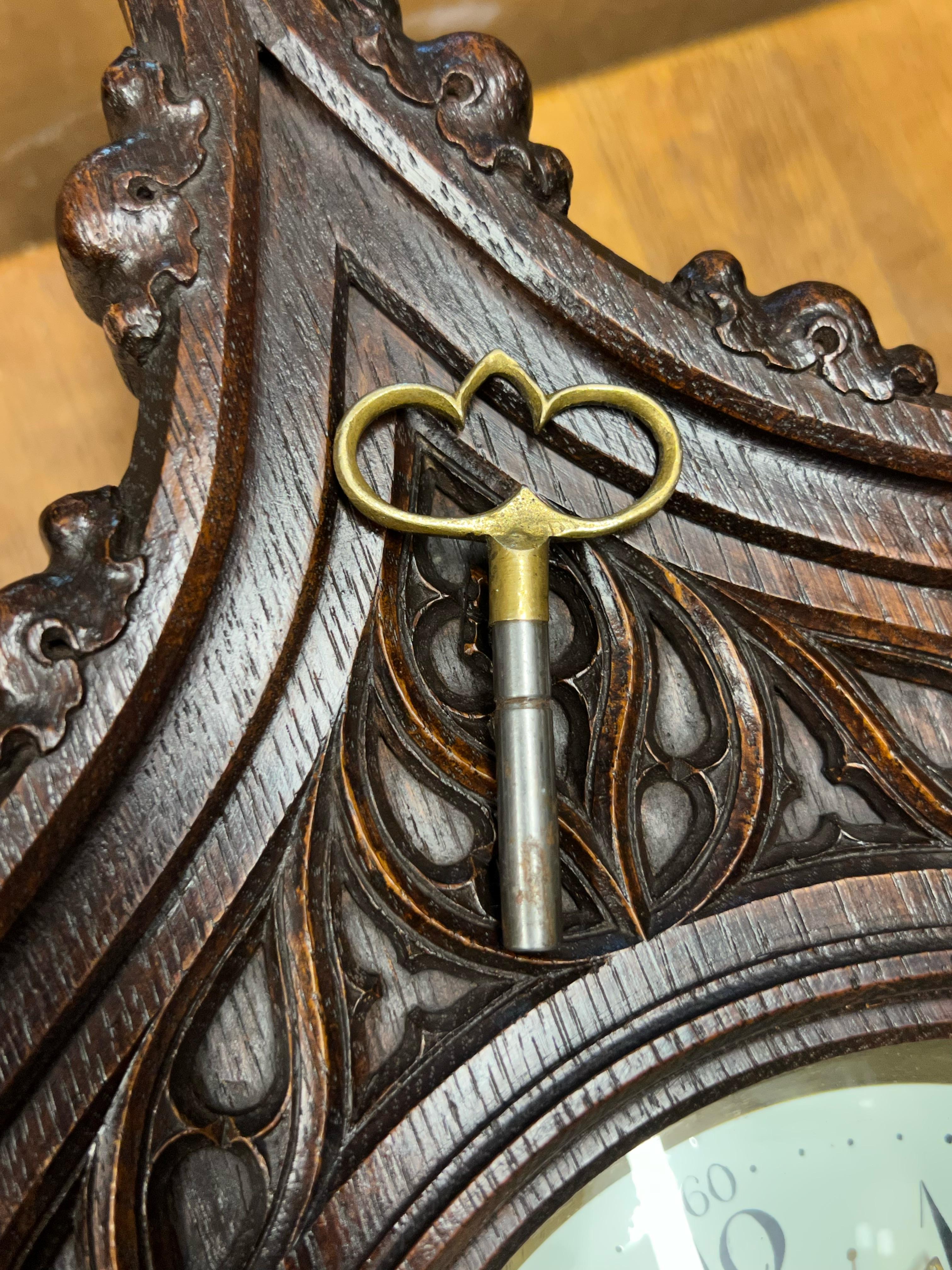 Reloj de pared grande y tallado a mano de estilo renacimiento gótico con sonido de carillón, ca. 1900 en Excelente estado para la venta en Lisse, NL