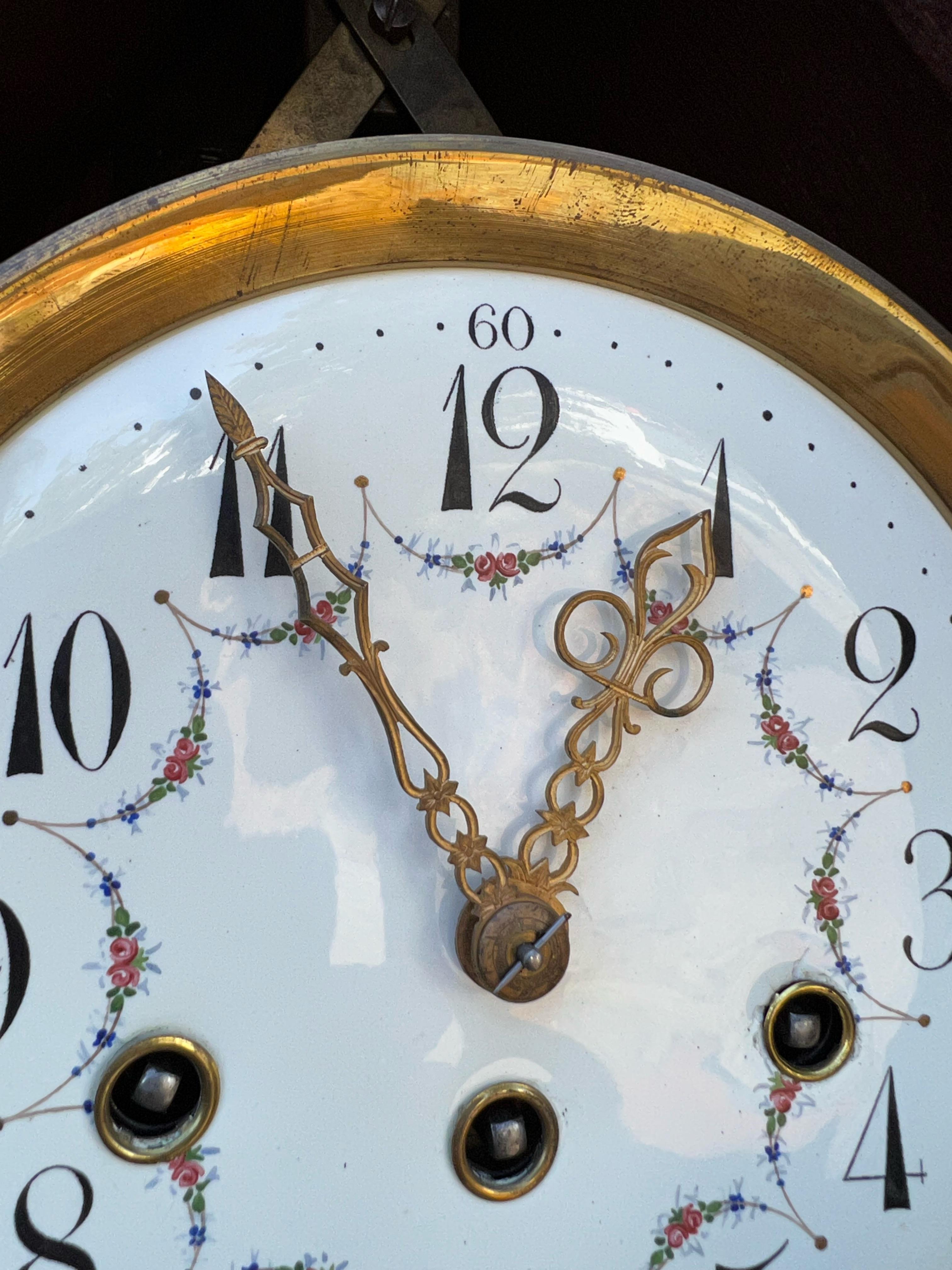 Reloj de pared grande y tallado a mano de estilo renacimiento gótico con sonido de carillón, ca. 1900 siglo XX en venta