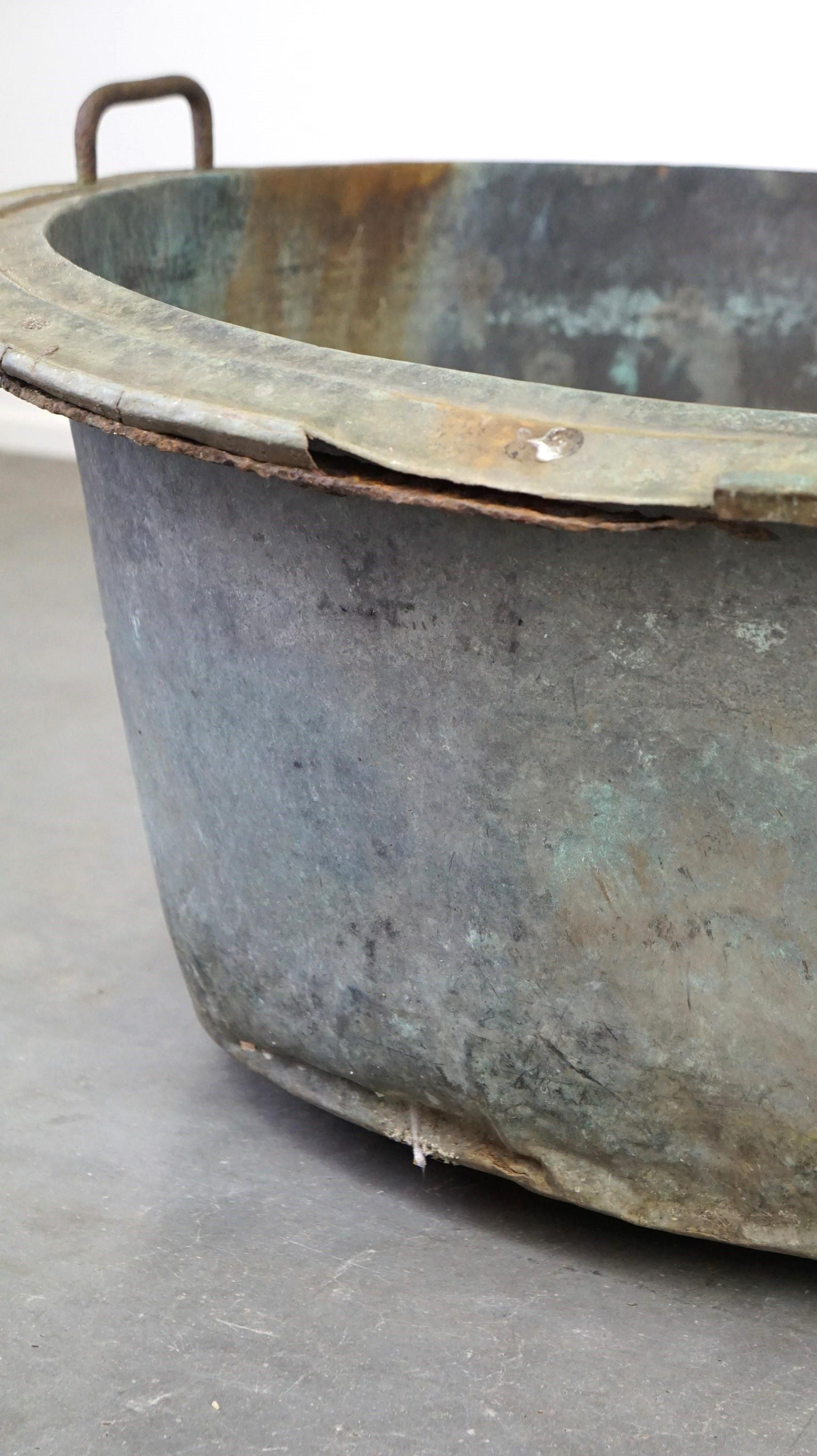 Grande bouilloire/basine unique en cuivre antique avec une patine étonnante en vente 5