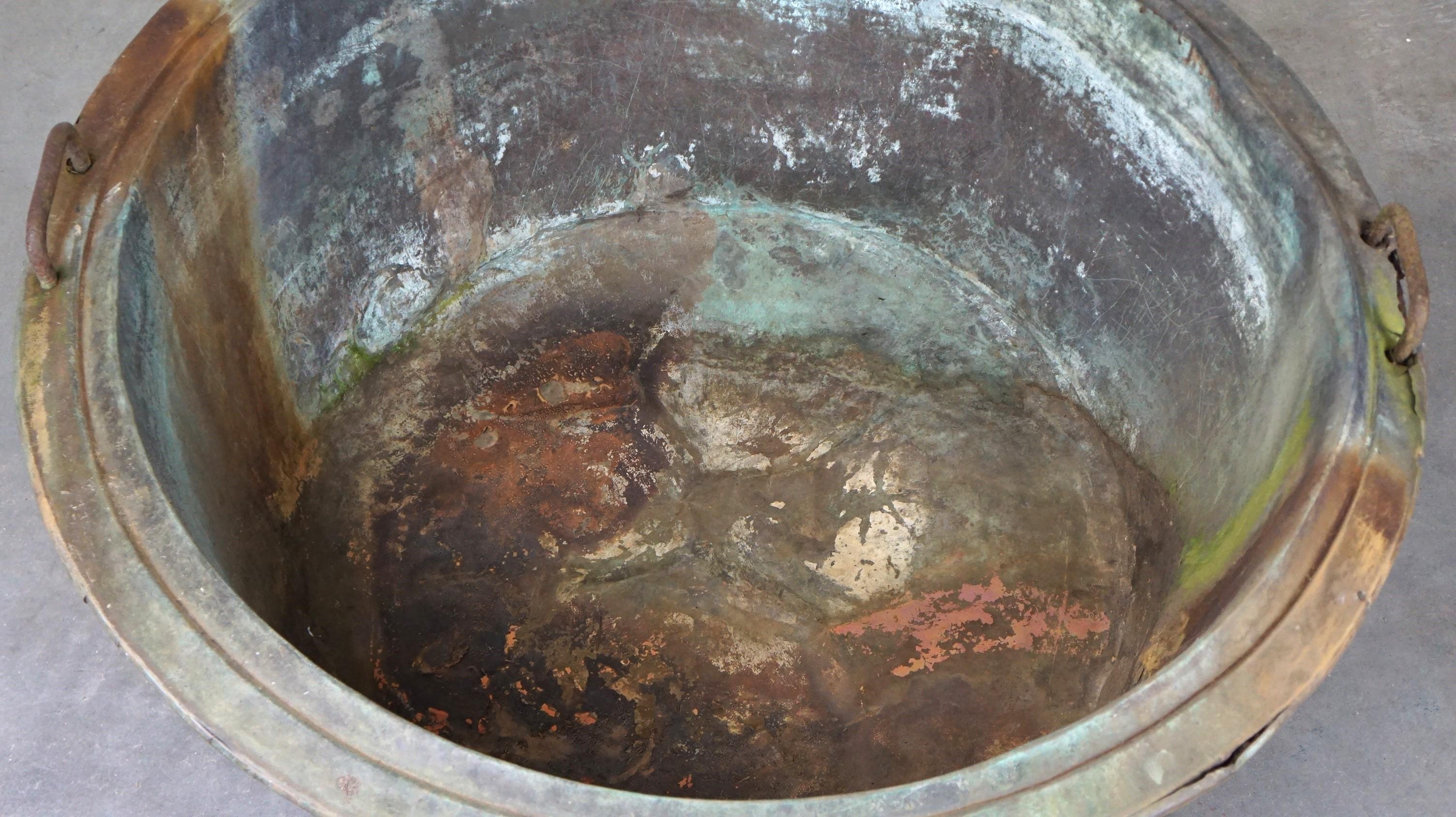 Grande bouilloire/basine unique en cuivre antique avec une patine étonnante en vente 8