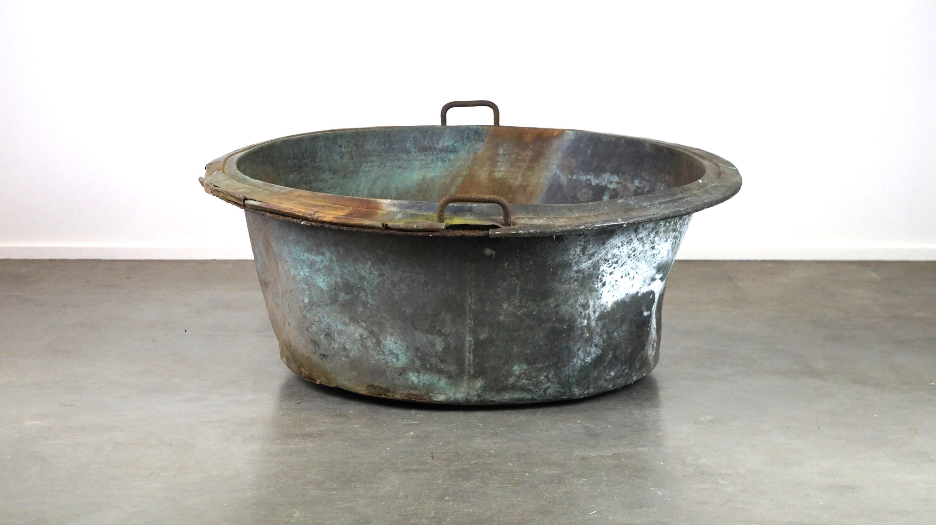 Fait main Grande bouilloire/basine unique en cuivre antique avec une patine étonnante en vente