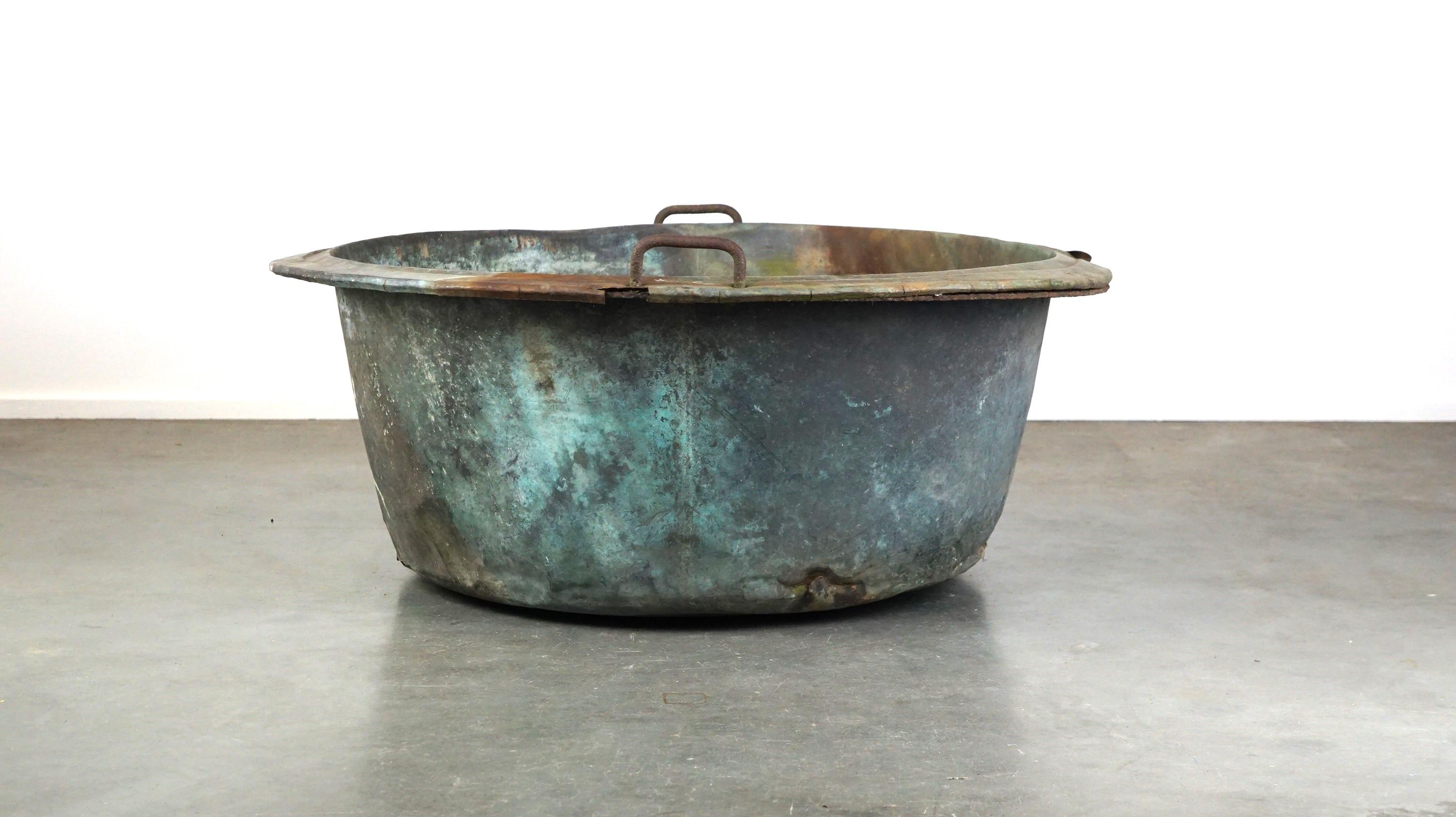 XIXe siècle Grande bouilloire/basine unique en cuivre antique avec une patine étonnante en vente