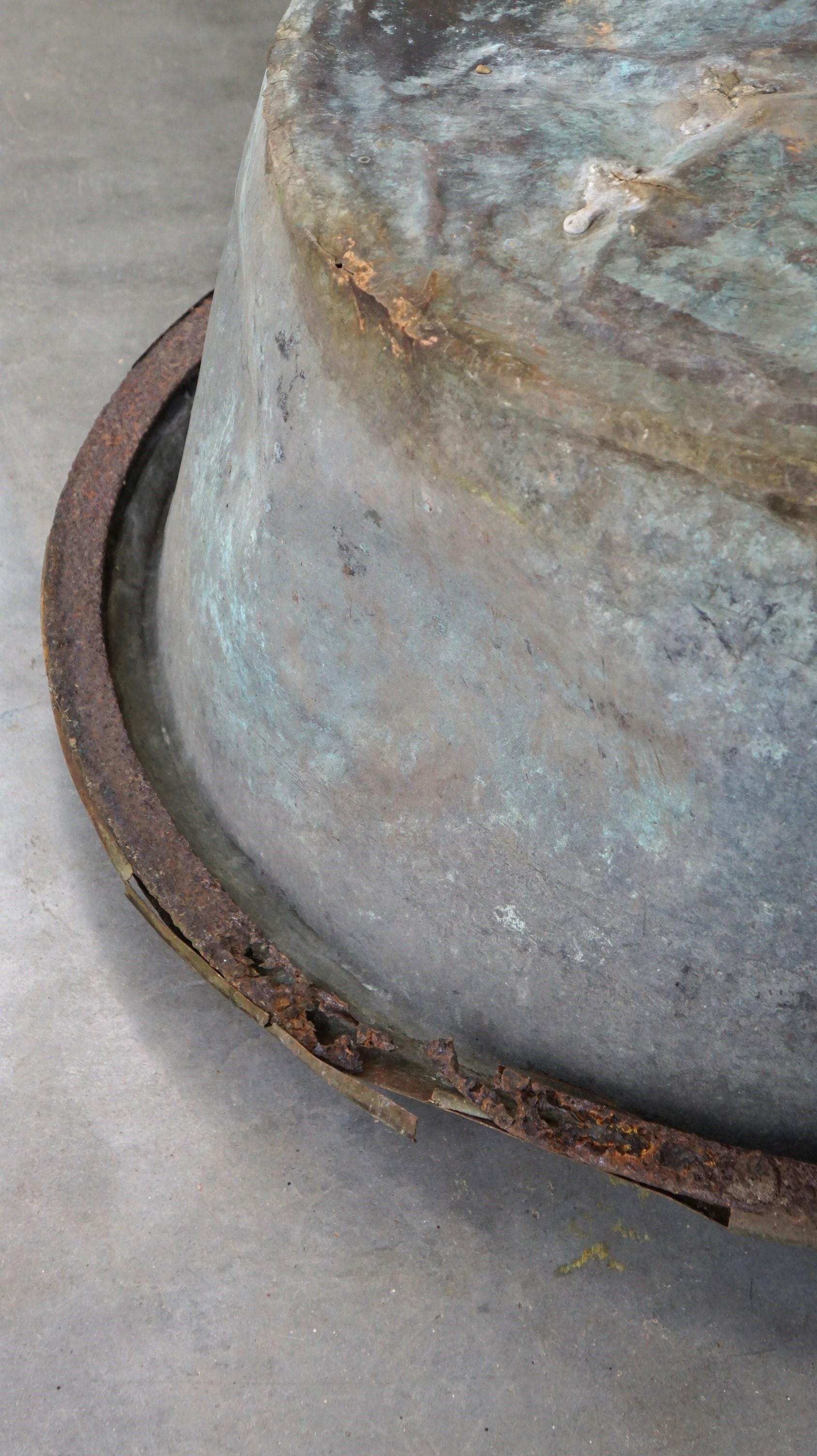 Cuivre Grande bouilloire/basine unique en cuivre antique avec une patine étonnante en vente