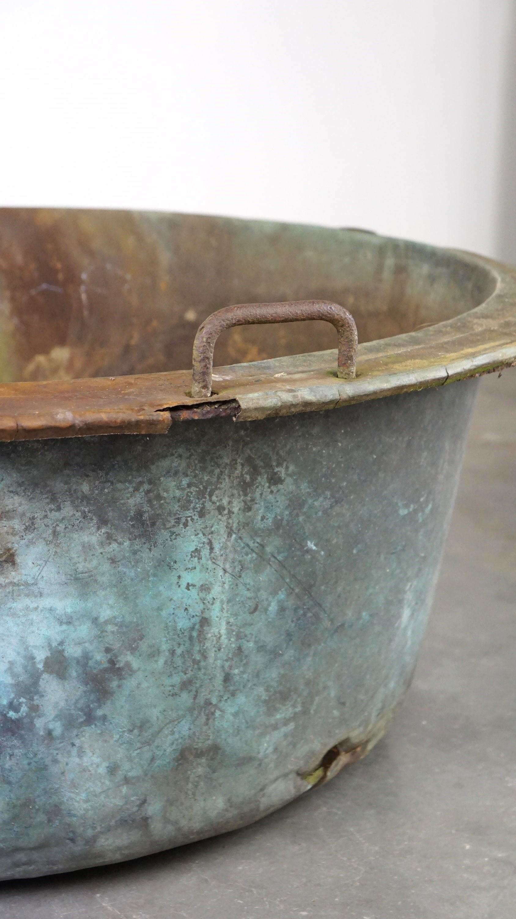 Grande bouilloire/basine unique en cuivre antique avec une patine étonnante en vente 3