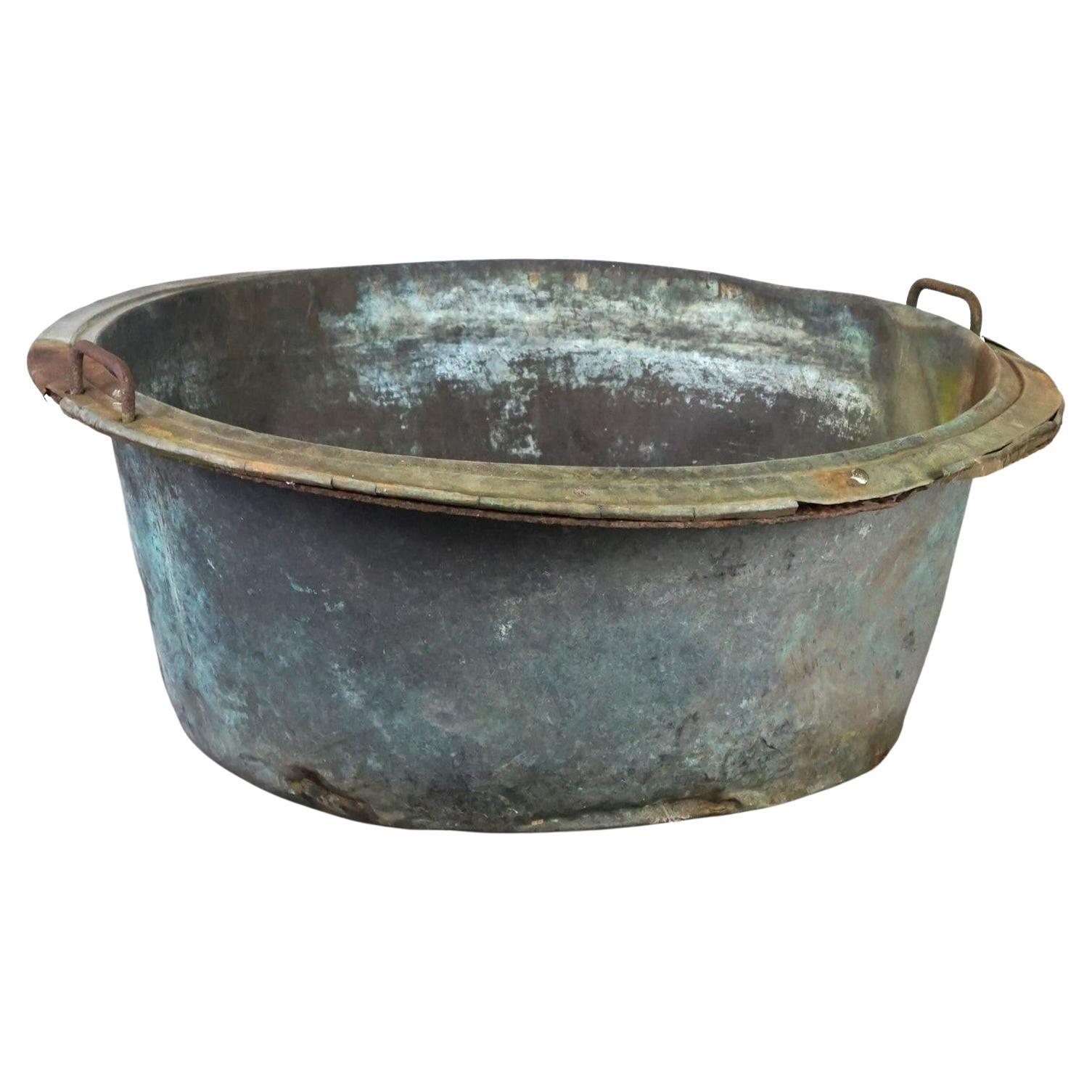 Grande bouilloire/basine unique en cuivre antique avec une patine étonnante en vente