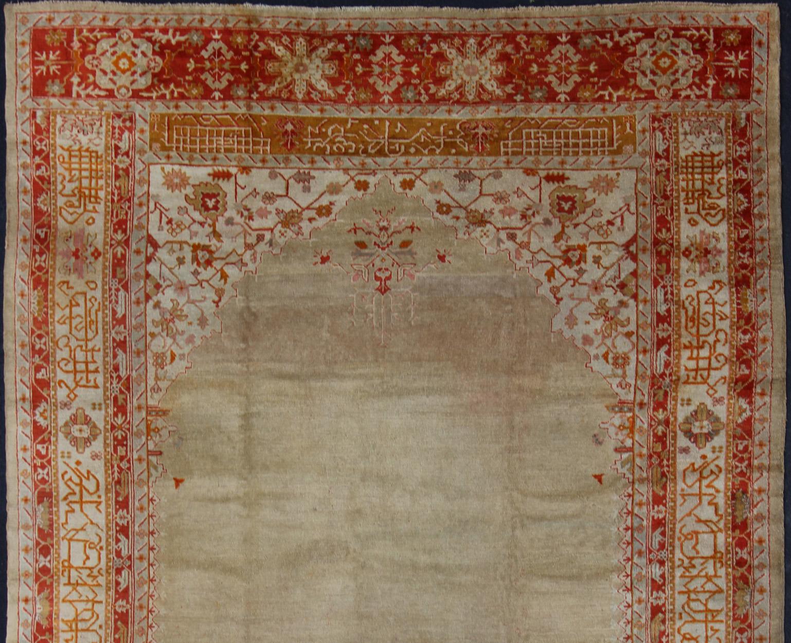 Grand tapis antique turc Oushak à fond taupe clair/vert et bordure rouge/ivoire, Keivan Woven Arts Rug / R20-0302, Antique Oushak, Large antique Ushak
Mesures : 11'6 x 16.
 Un champ taupe et mousse de mer orné d'un motif floral impeccable encadre