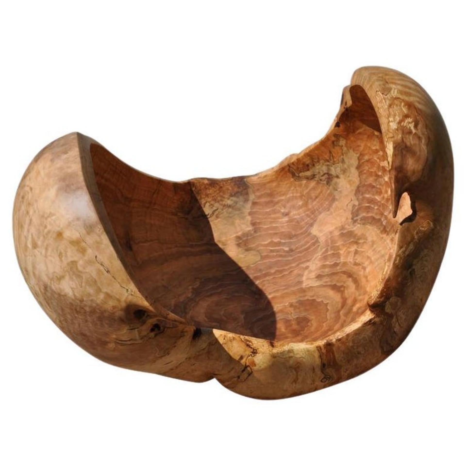 Unique signed bowl by Jörg Pietschmann.
Bowl beech · V1346
Measures: H 76 x W 90 x D 75 cm
Large bowl sculpture from the bulges of a beech
tree. Polished oil finish.

In Pietschmann’s sculptures, trees that for centuries were part of a landscape and