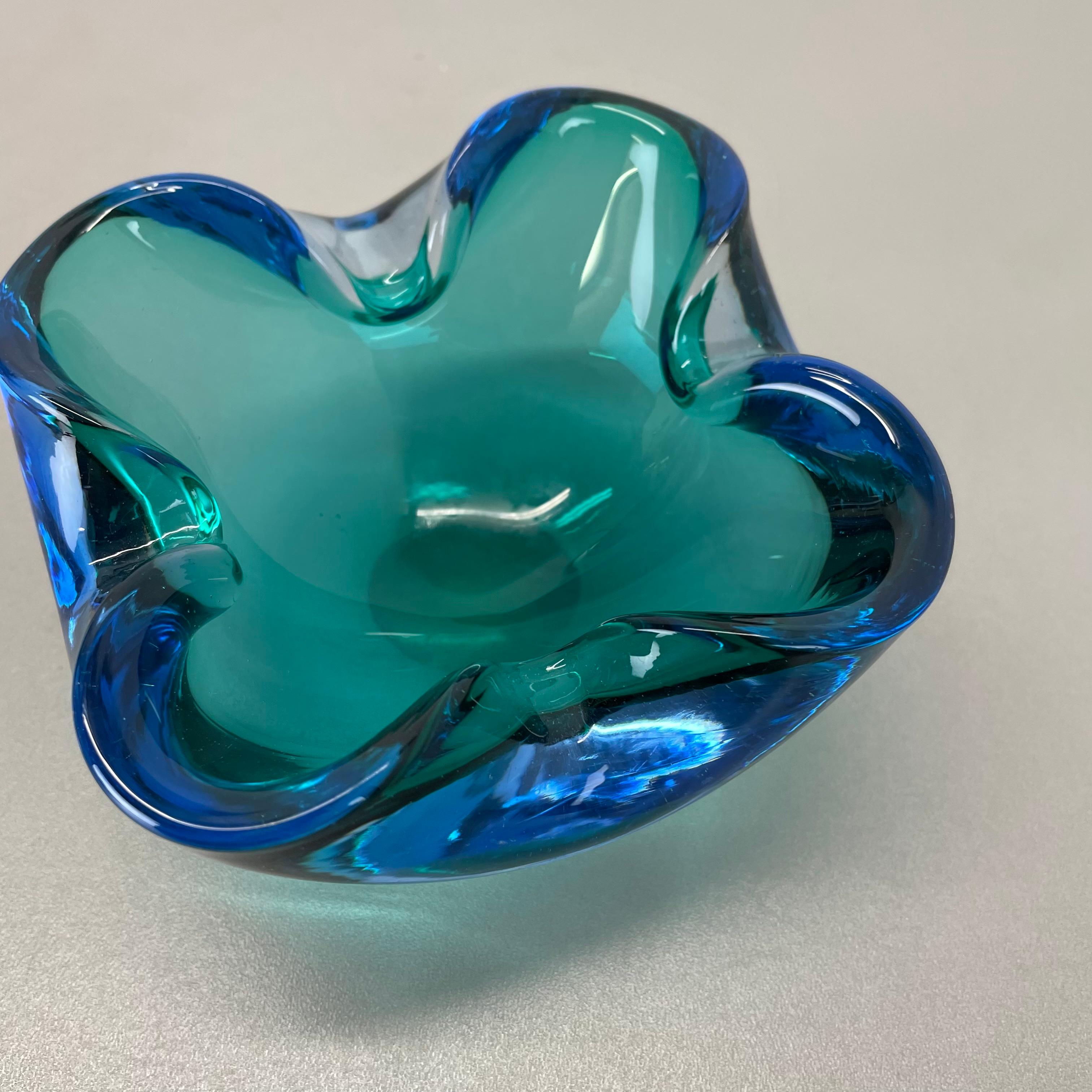 unico Grande ciotola in vetro di Murano blu multicolore Elemento Conchiglia Italia, 1970 in vendita 3