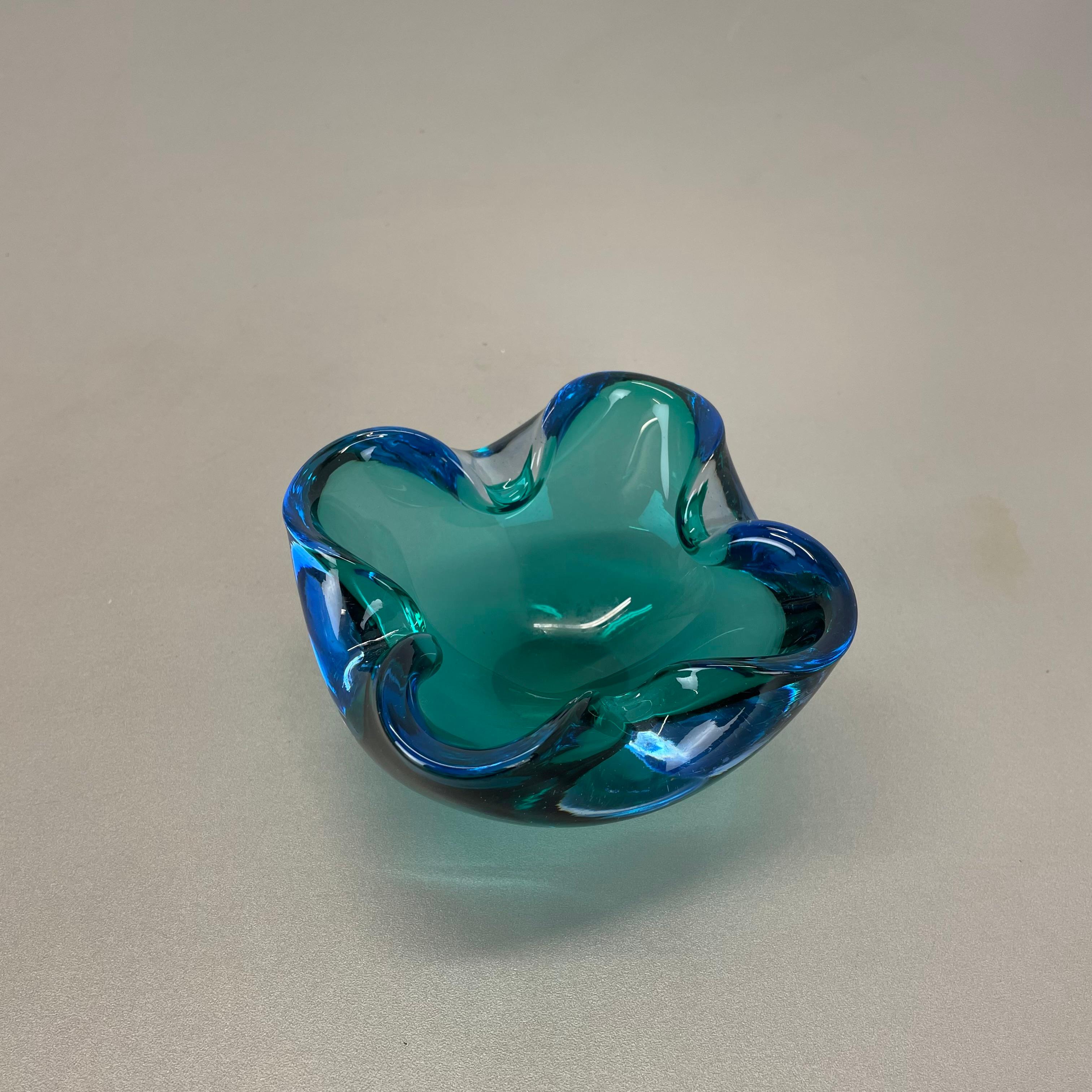 Articolo:

Elemento per ciotola in vetro di Murano  posacenere


Origine:

Murano, Italia


Decennio:

1970s


Questo elemento originale in vetro è stato prodotto negli anni '70 a Murano, in Italia. Un elegante elemento in vetro di Murano