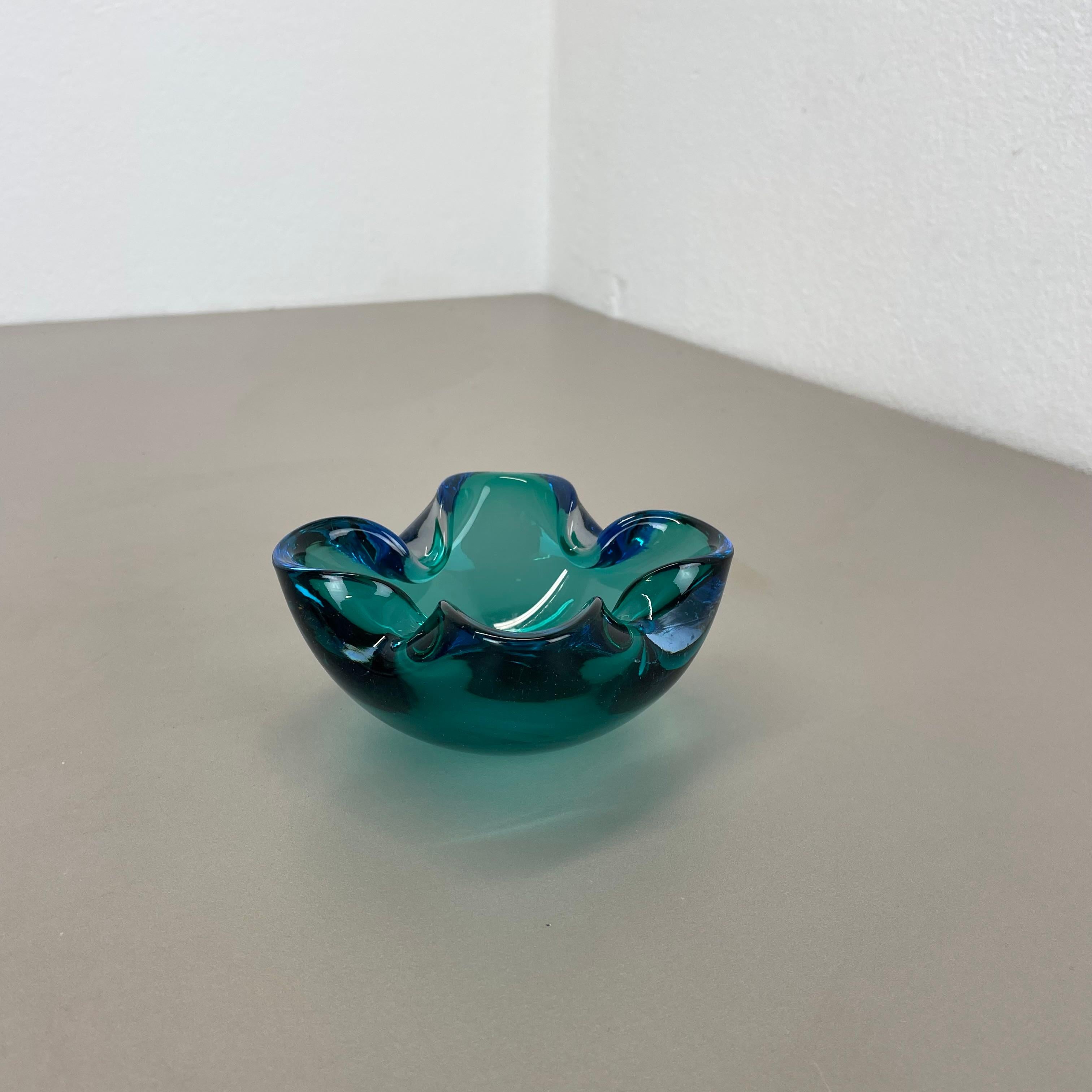 Mid-Century moderno unico Grande ciotola in vetro di Murano blu multicolore Elemento Conchiglia Italia, 1970 in vendita