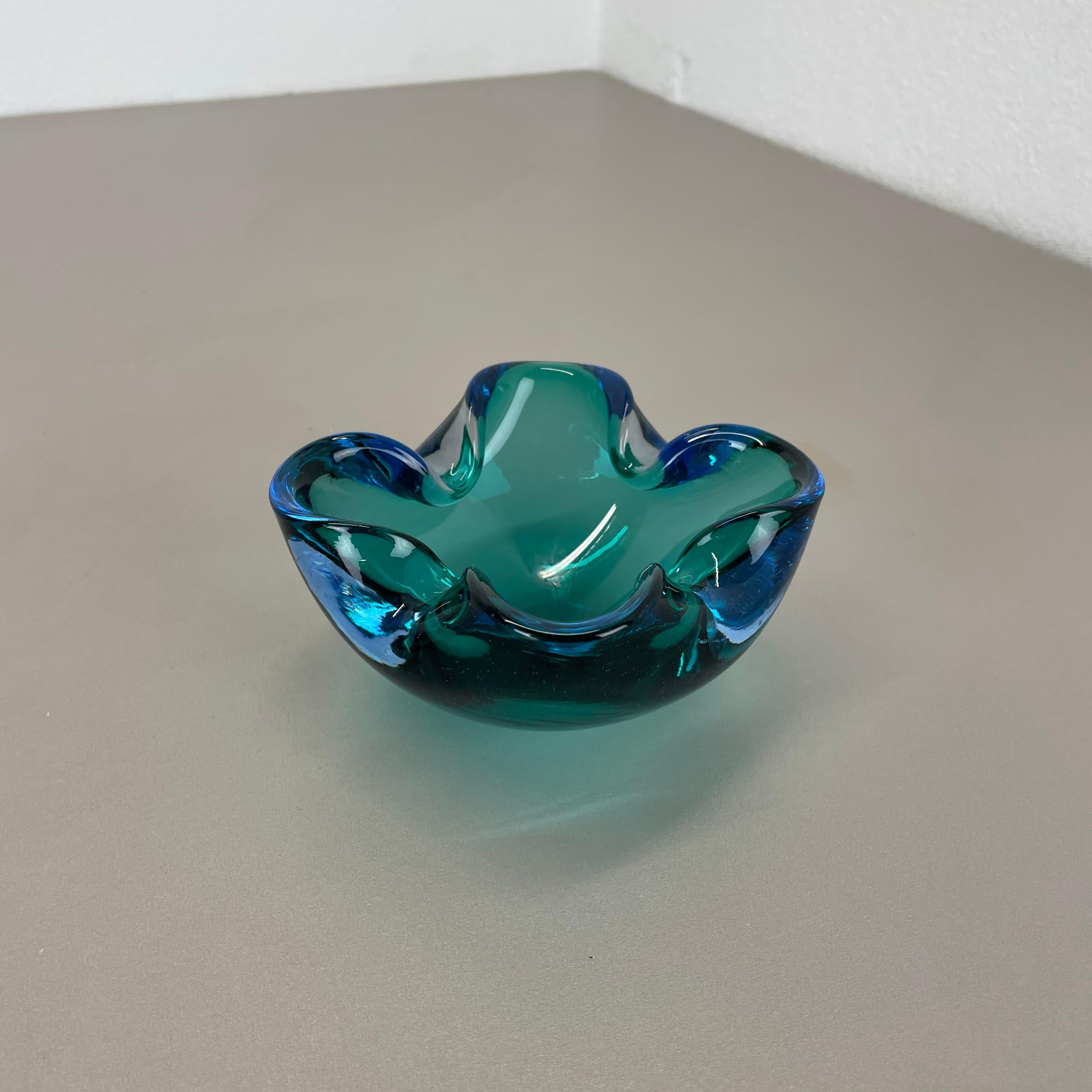 Italiano unico Grande ciotola in vetro di Murano blu multicolore Elemento Conchiglia Italia, 1970 in vendita
