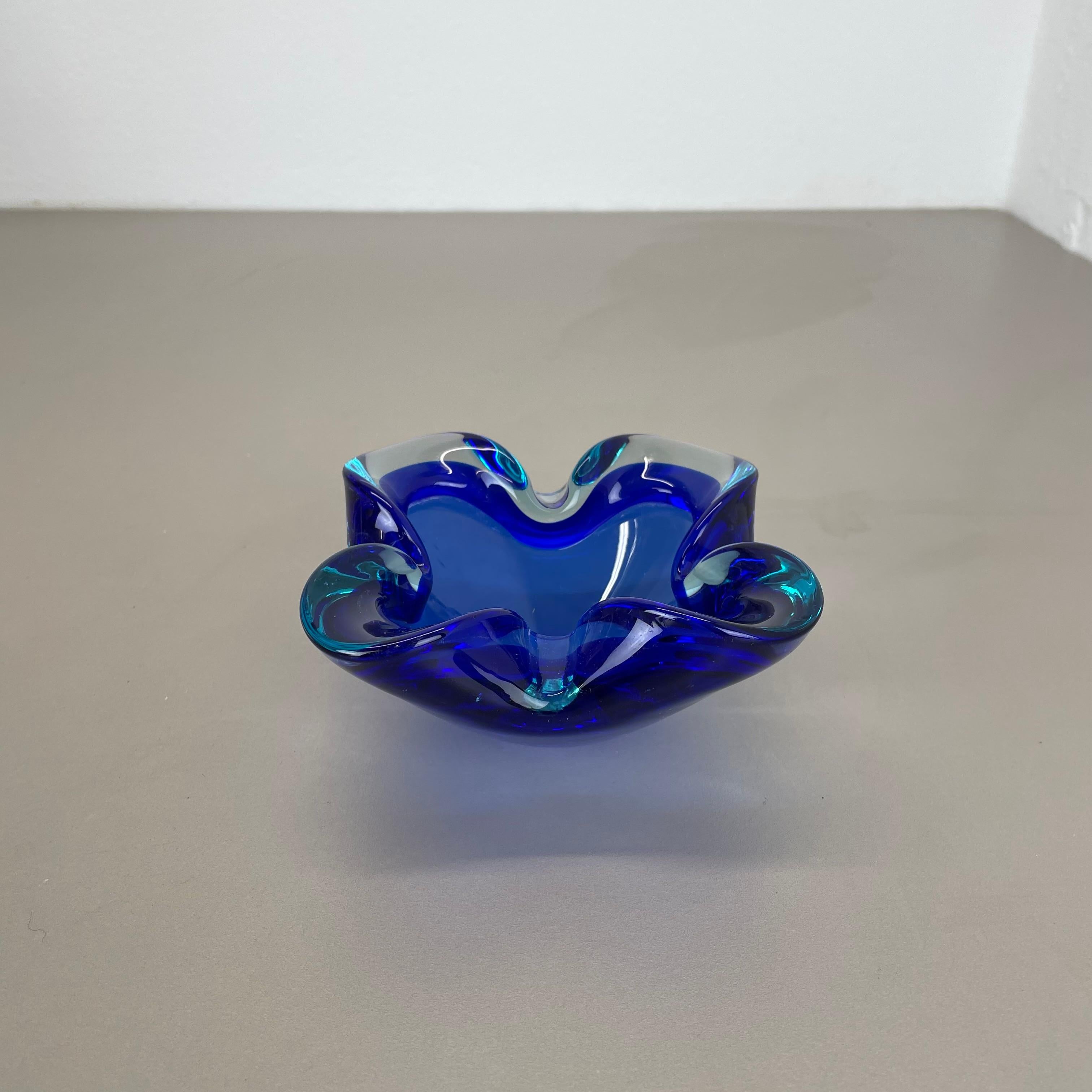 unico Grande ciotola in vetro di Murano blu multicolore Elemento Conchiglia Italia, 1970 In condizioni buone in vendita a Kirchlengern, DE