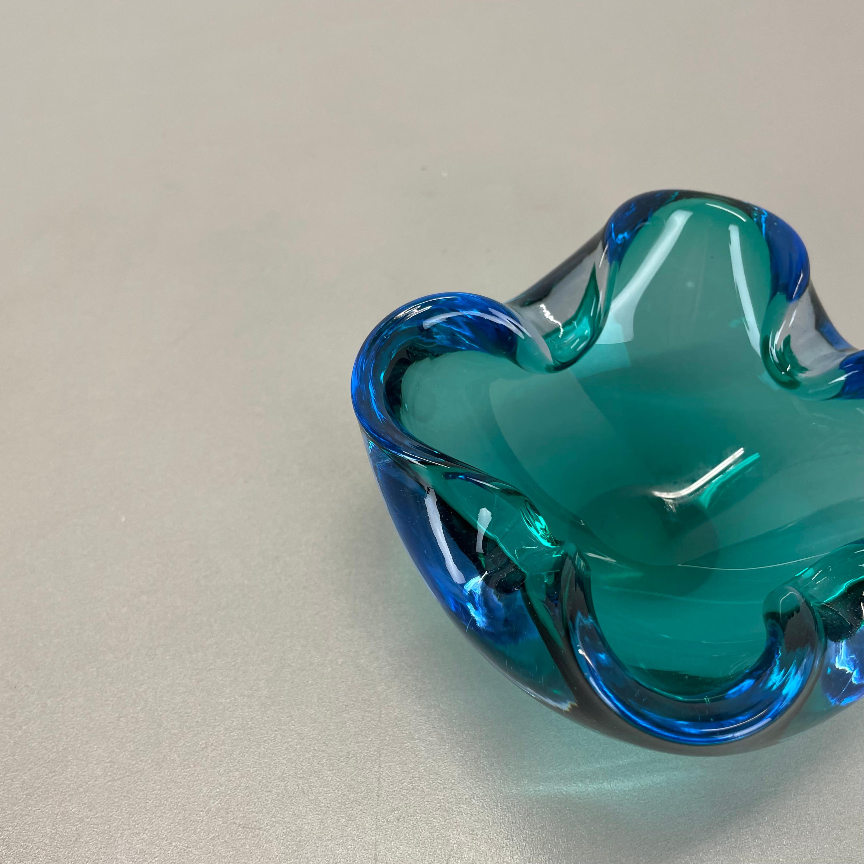 unico Grande ciotola in vetro di Murano blu multicolore Elemento Conchiglia Italia, 1970 In condizioni buone in vendita a Kirchlengern, DE