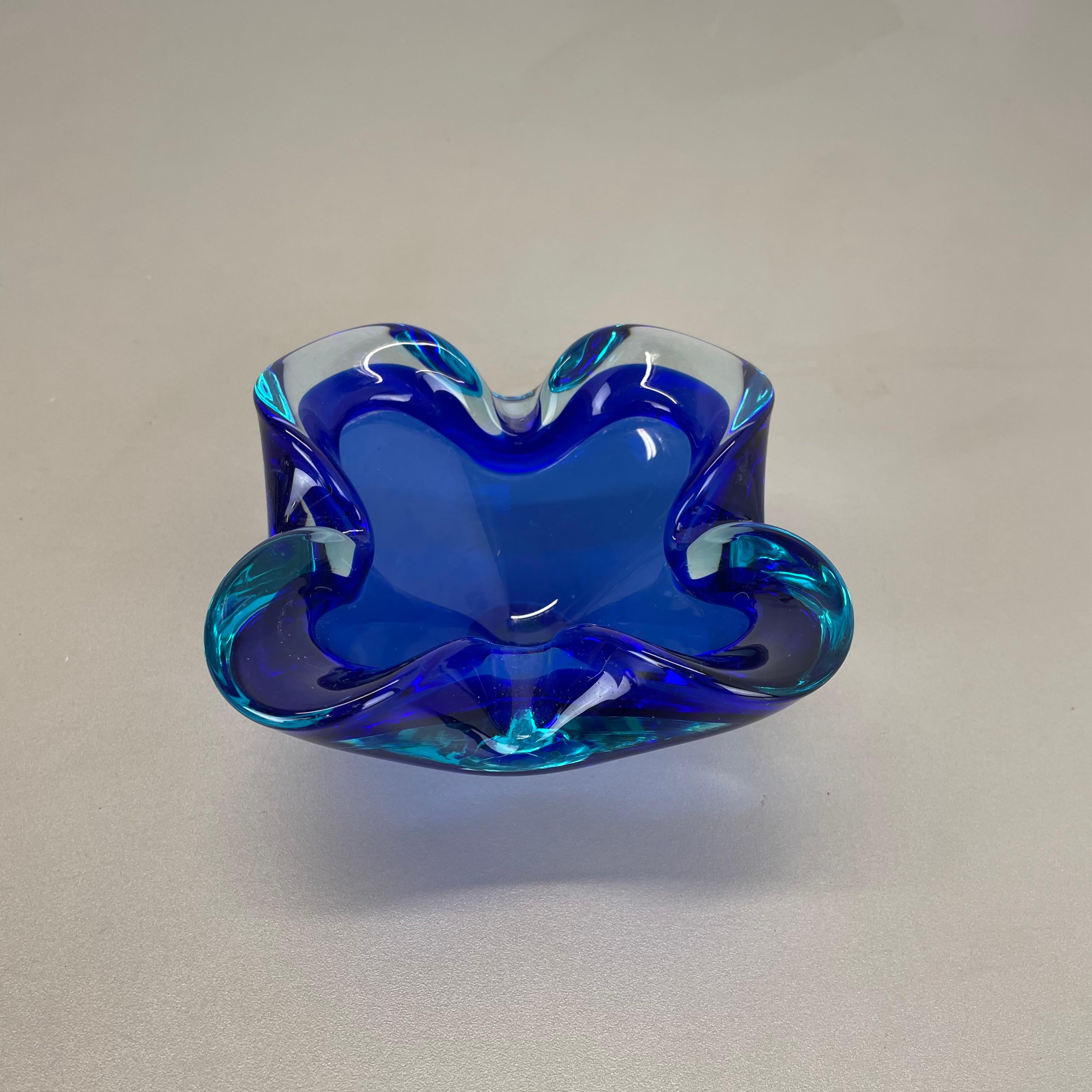 XX secolo unico Grande ciotola in vetro di Murano blu multicolore Elemento Conchiglia Italia, 1970 in vendita