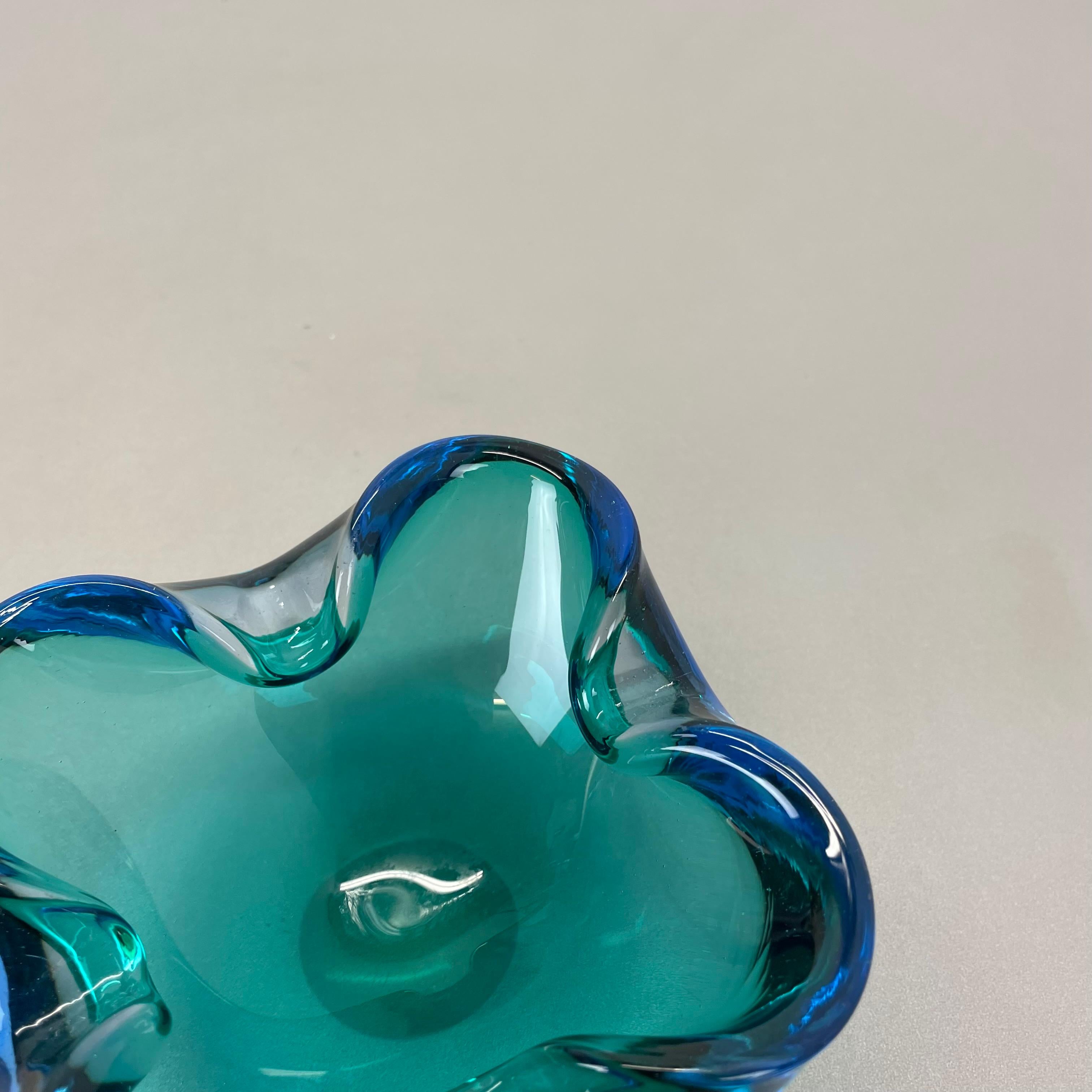 XX secolo unico Grande ciotola in vetro di Murano blu multicolore Elemento Conchiglia Italia, 1970 in vendita