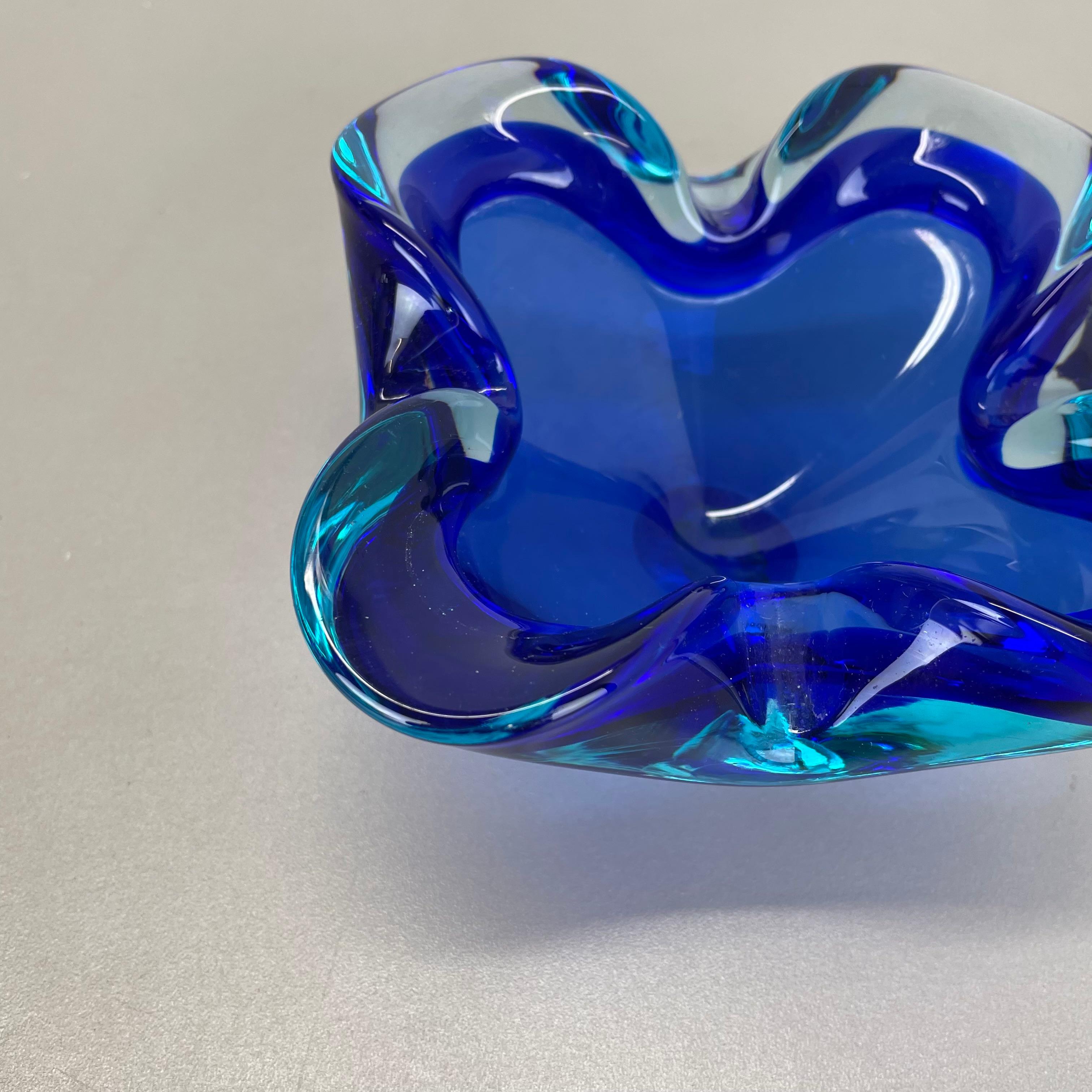 Vetro di Murano unico Grande ciotola in vetro di Murano blu multicolore Elemento Conchiglia Italia, 1970 in vendita