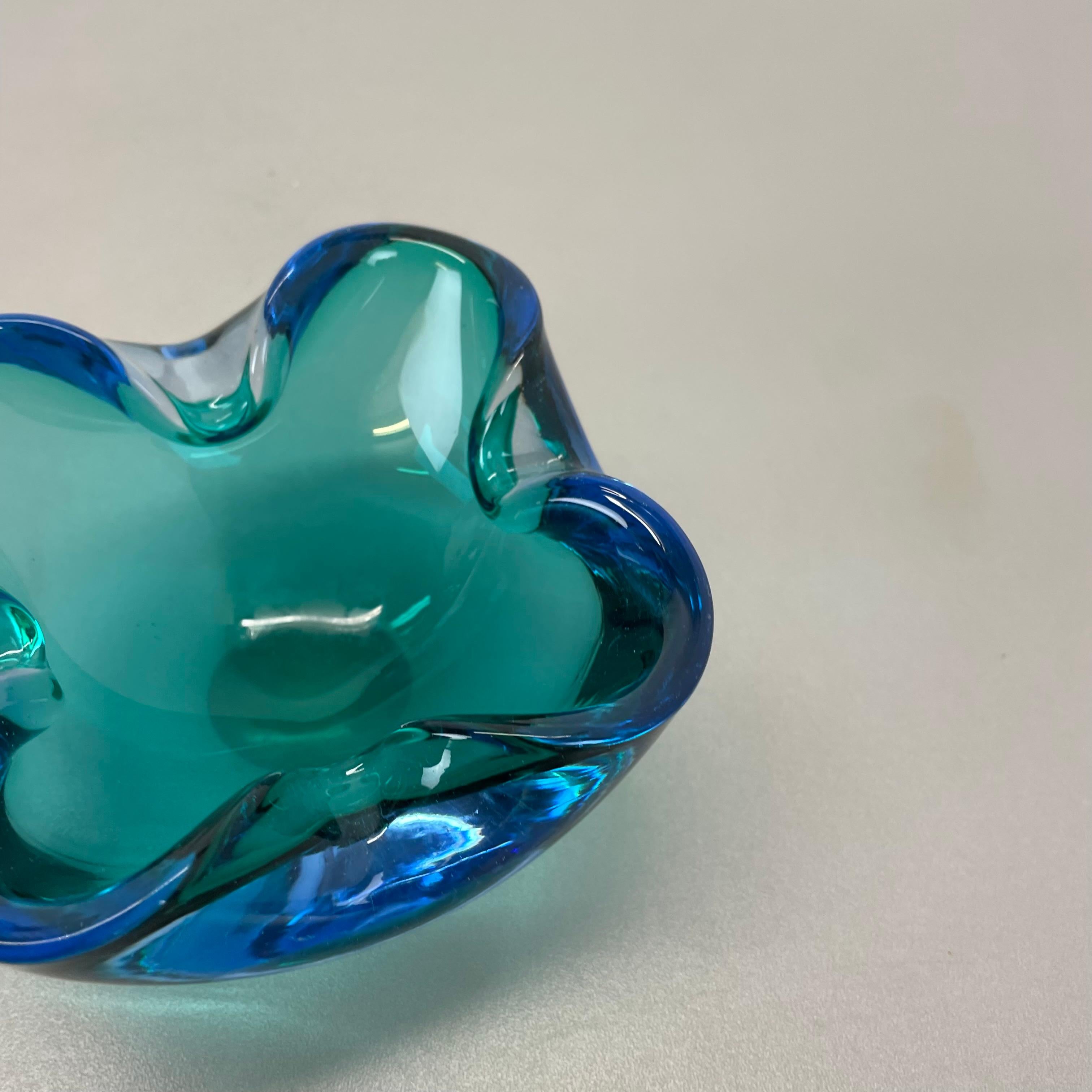 Vetro di Murano unico Grande ciotola in vetro di Murano blu multicolore Elemento Conchiglia Italia, 1970 in vendita