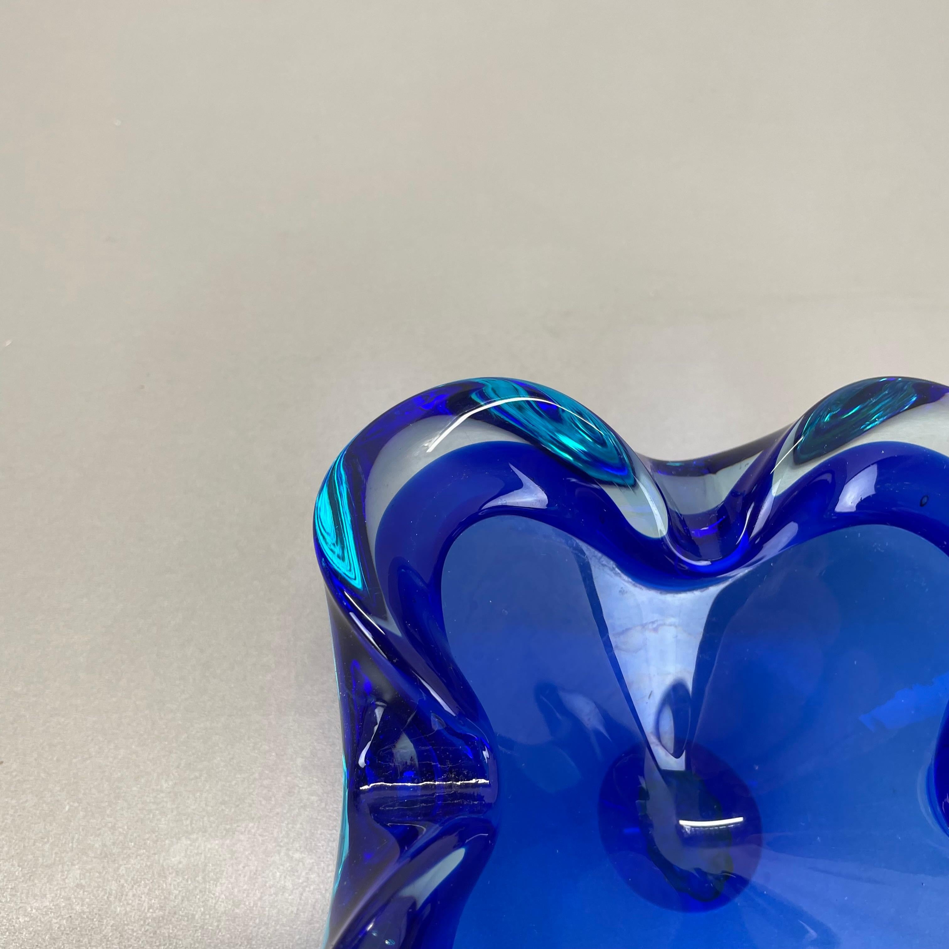 unico Grande ciotola in vetro di Murano blu multicolore Elemento Conchiglia Italia, 1970 in vendita 1