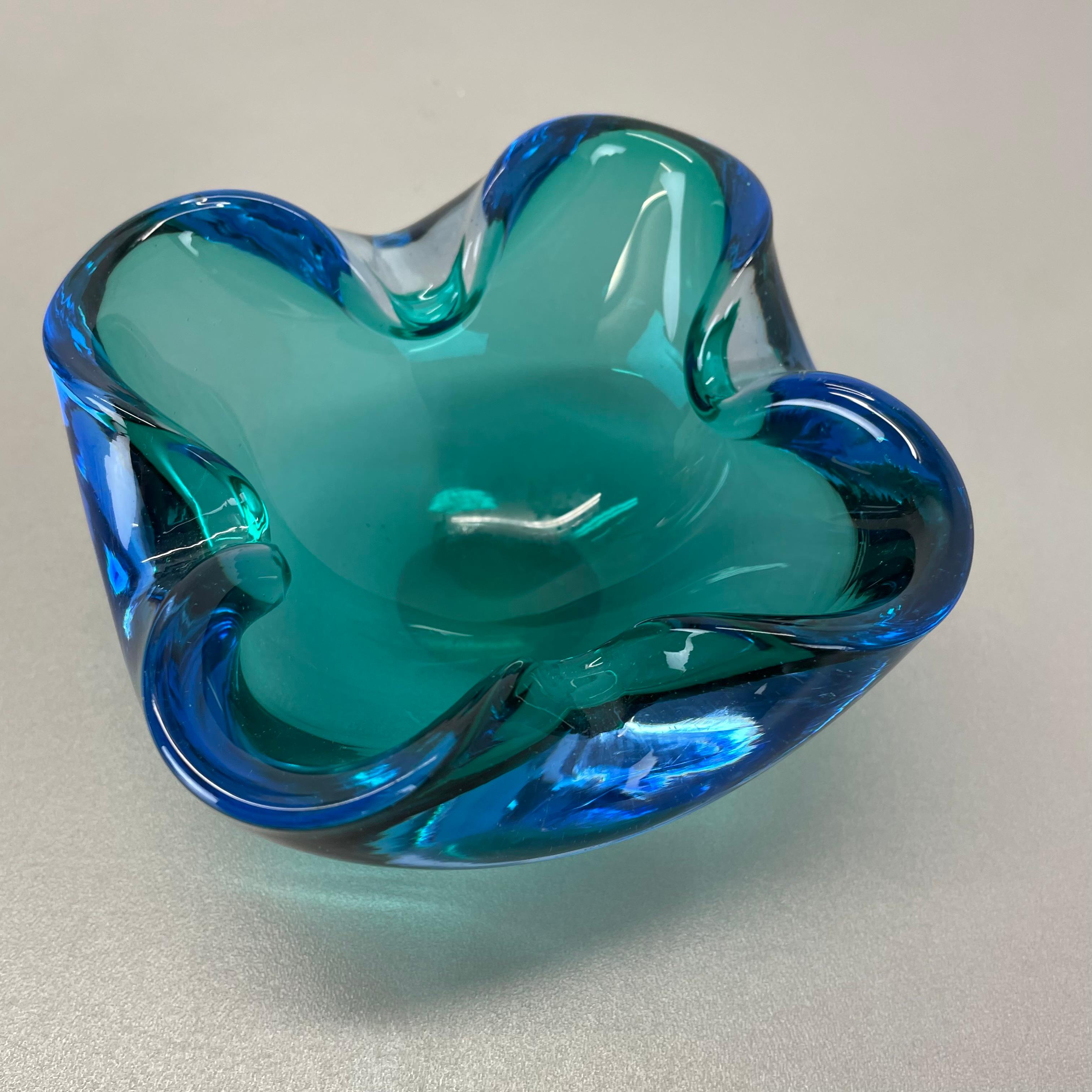 unico Grande ciotola in vetro di Murano blu multicolore Elemento Conchiglia Italia, 1970 in vendita 1