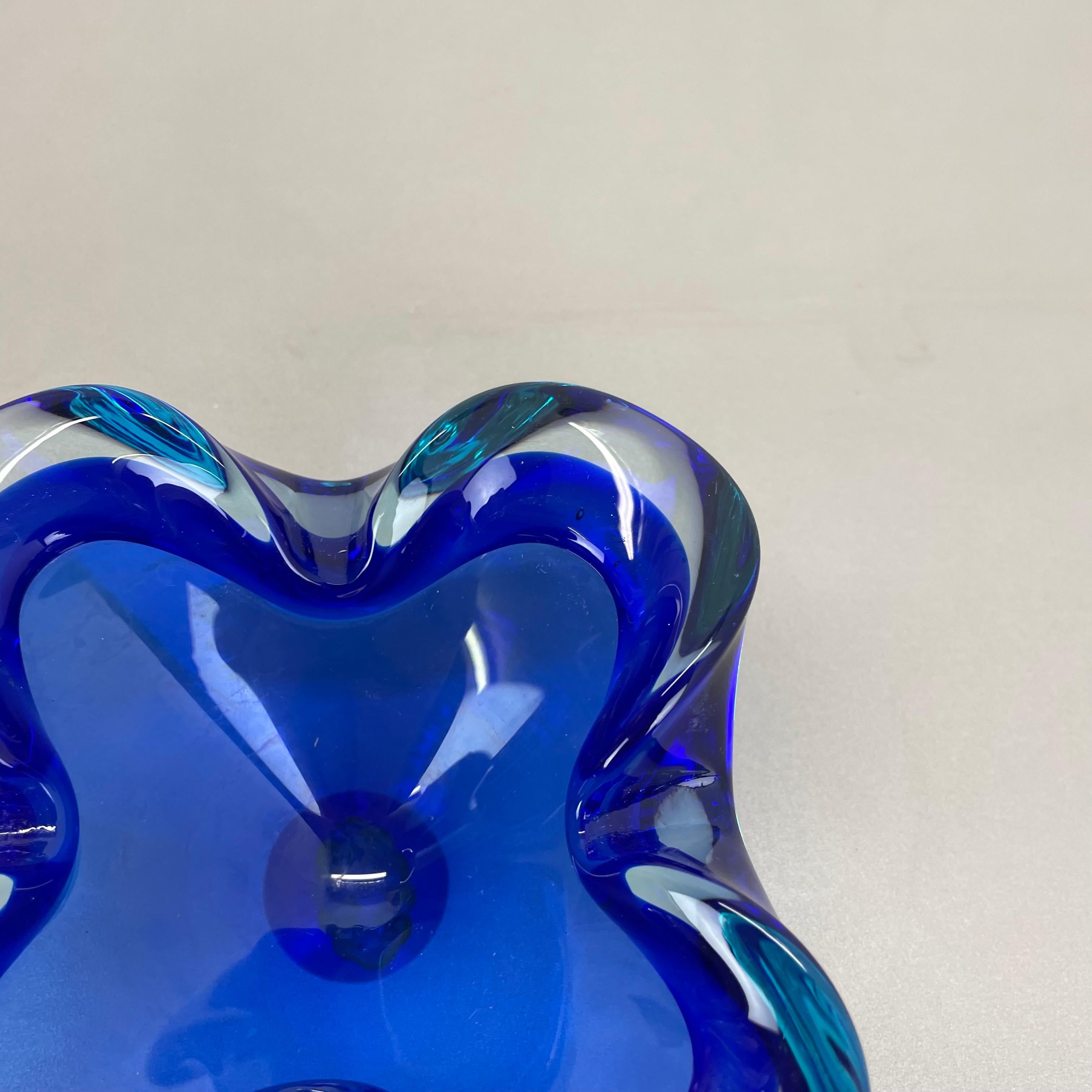unico Grande ciotola in vetro di Murano blu multicolore Elemento Conchiglia Italia, 1970 in vendita 2