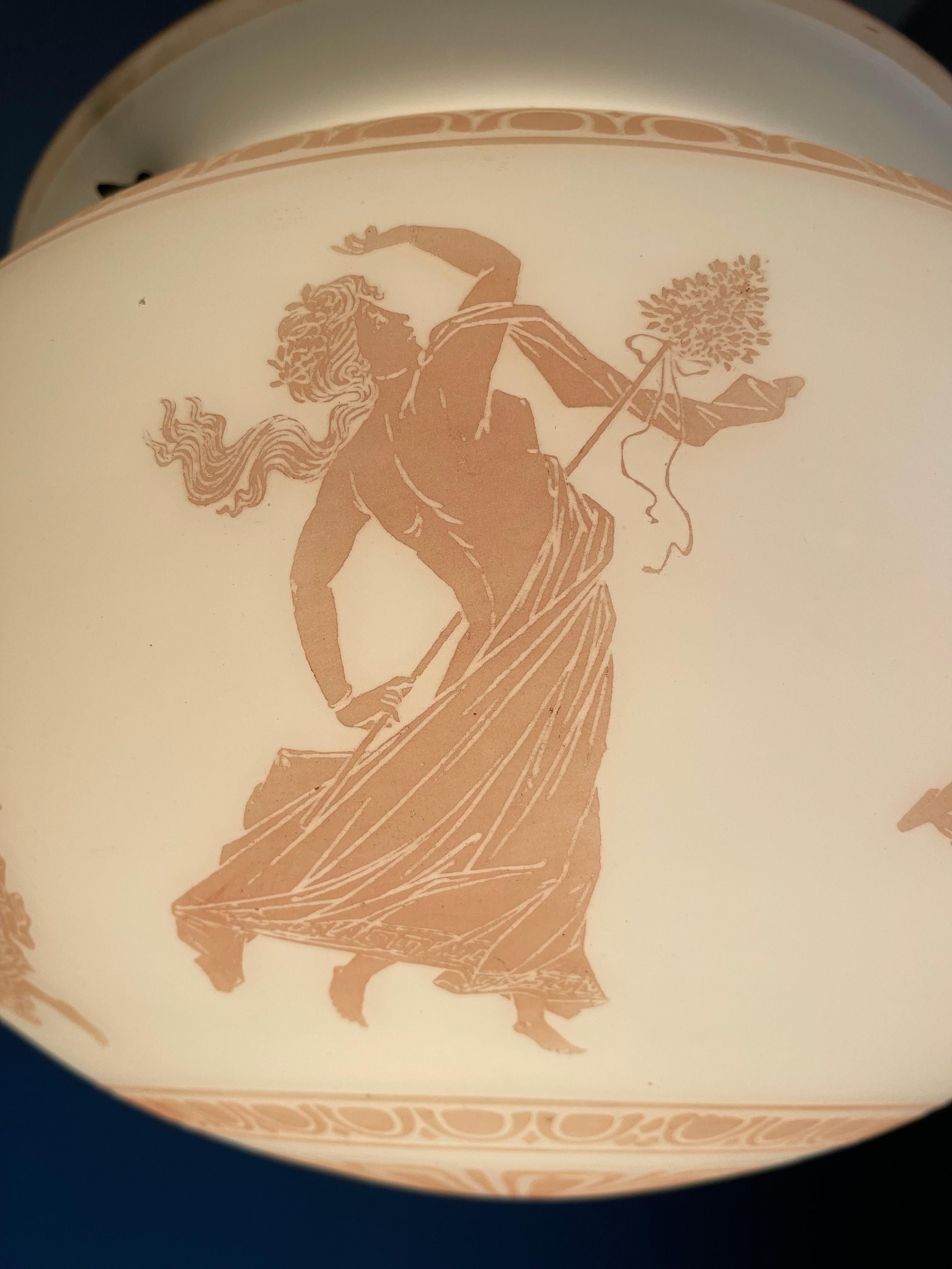 Einzigartige große Kamee-Pendelleuchte aus emailliertem Opalglas mit tanzenden Nymphenfiguren und Kamee-Muster im Angebot 8