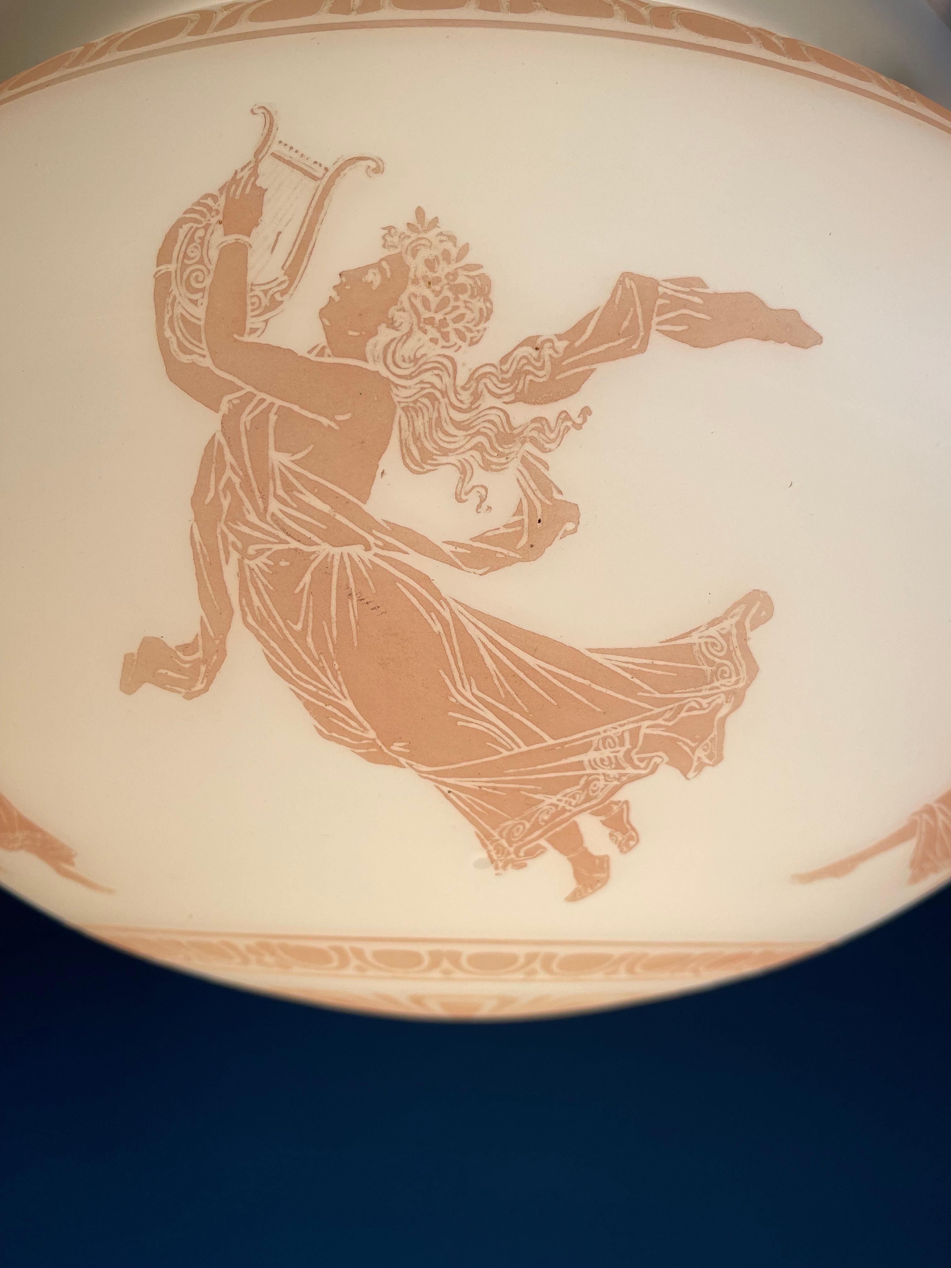 Einzigartige große Kamee-Pendelleuchte aus emailliertem Opalglas mit tanzenden Nymphenfiguren und Kamee-Muster im Angebot 9