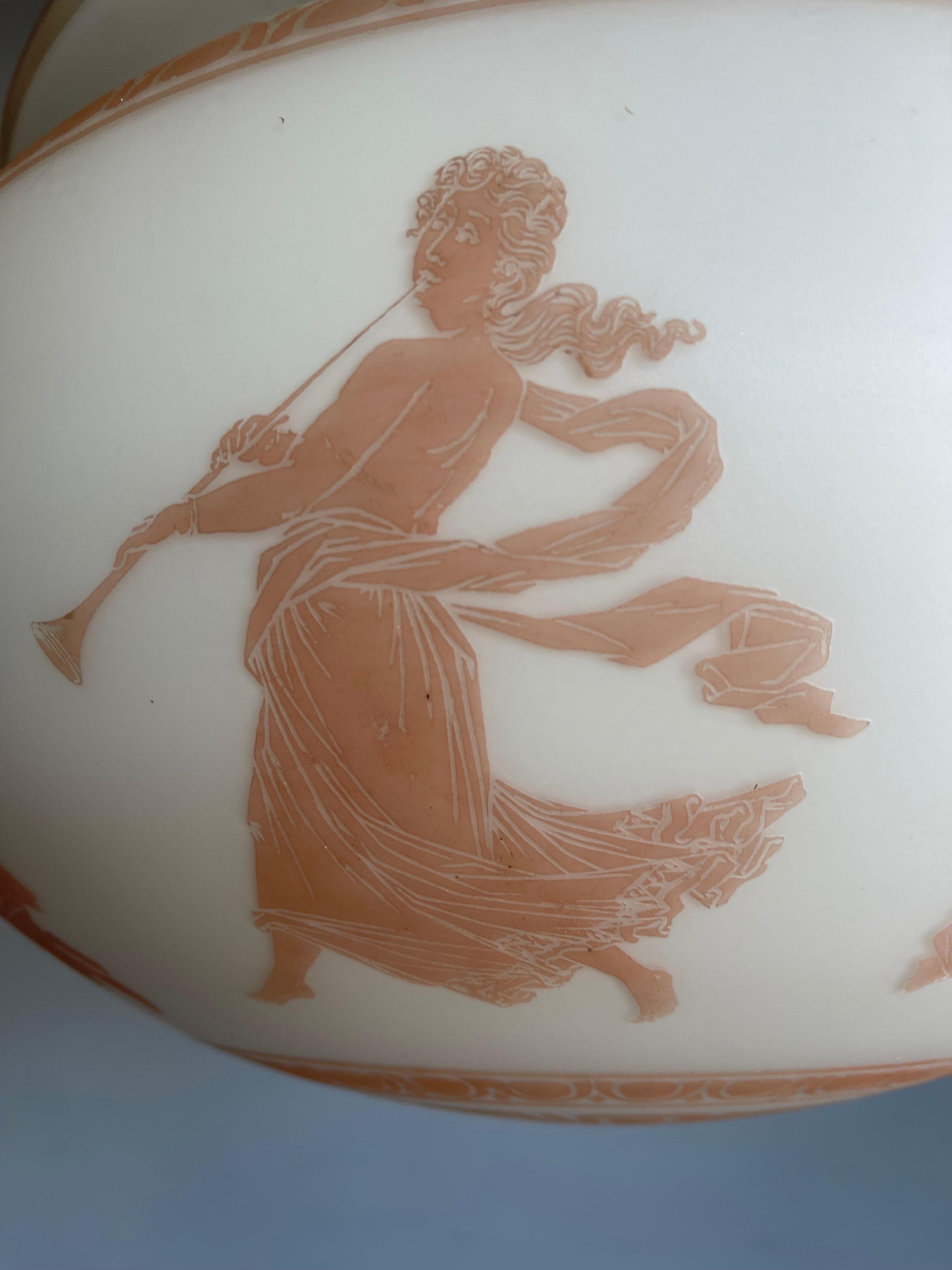 Einzigartige große Kamee-Pendelleuchte aus emailliertem Opalglas mit tanzenden Nymphenfiguren und Kamee-Muster (20. Jahrhundert) im Angebot
