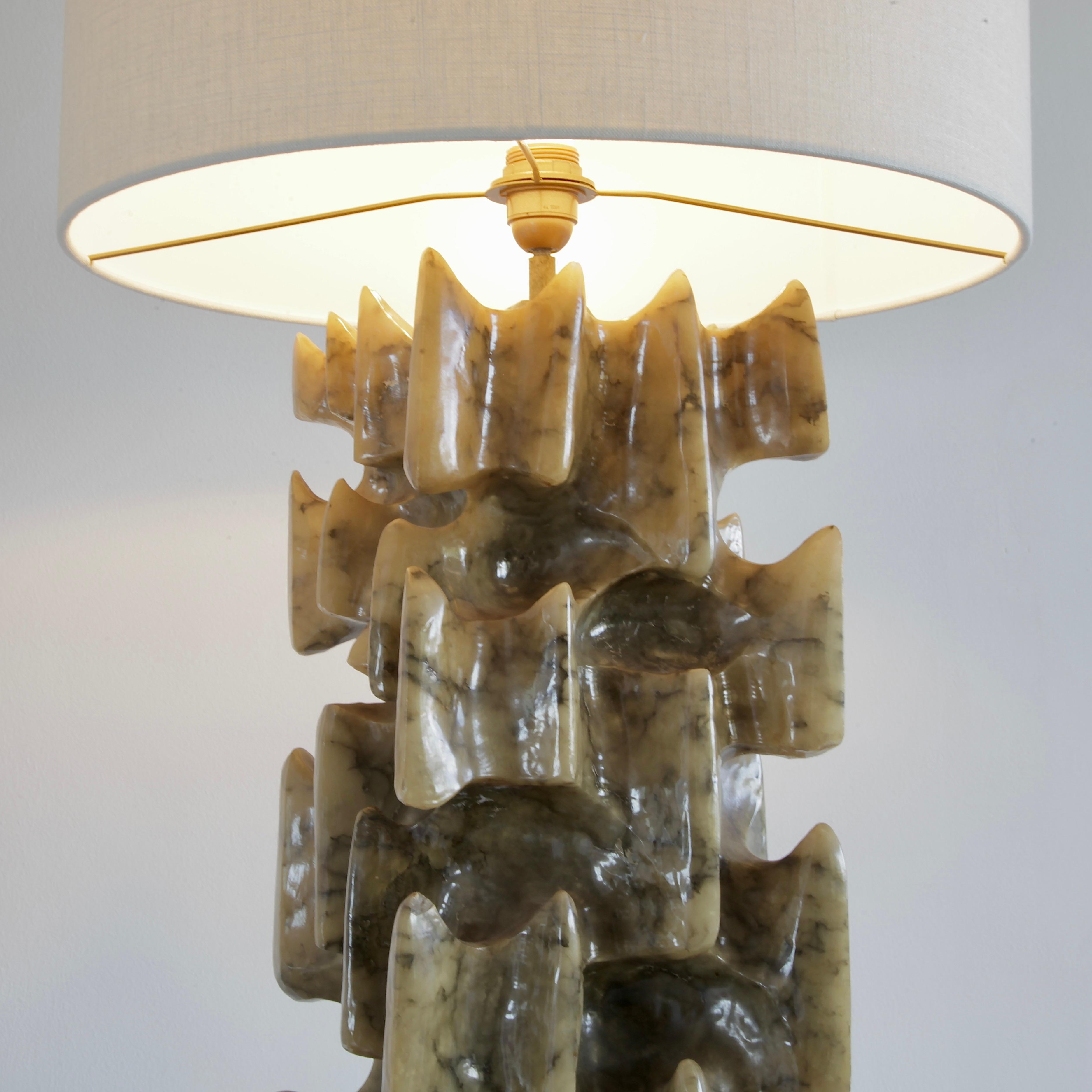 Vintage green Alabaster Lamp. Italy, 1960s/1970s.

Beautifully crafted large lamp base with organic hand-carved design, polished. Centre stem with light socket and a new light cream-coloured silk lampshade.

There are no maker marks or