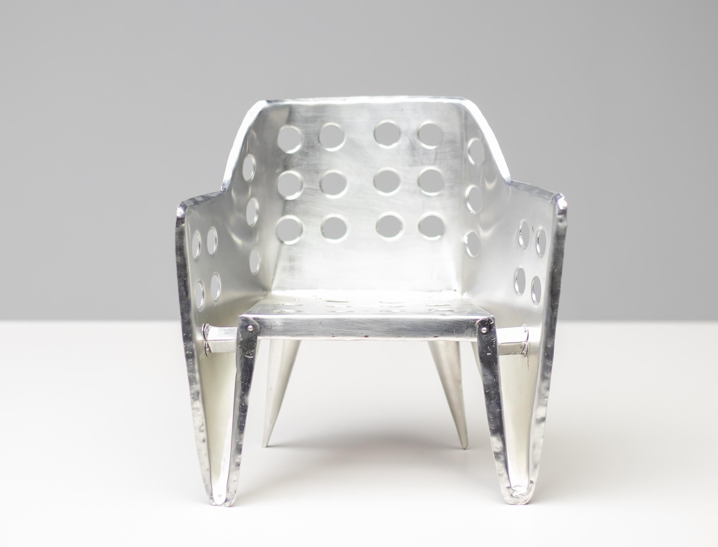 Modèle à grande échelle exceptionnellement bien exécuté à la main de cette chaise très rare conçue par Gerrit Rietveld.
Non marqué. Si vous cherchez désespérément le cadeau idéal pour un architecte, ne cherchez plus !

Gerrit Rietveld (1888-1964),