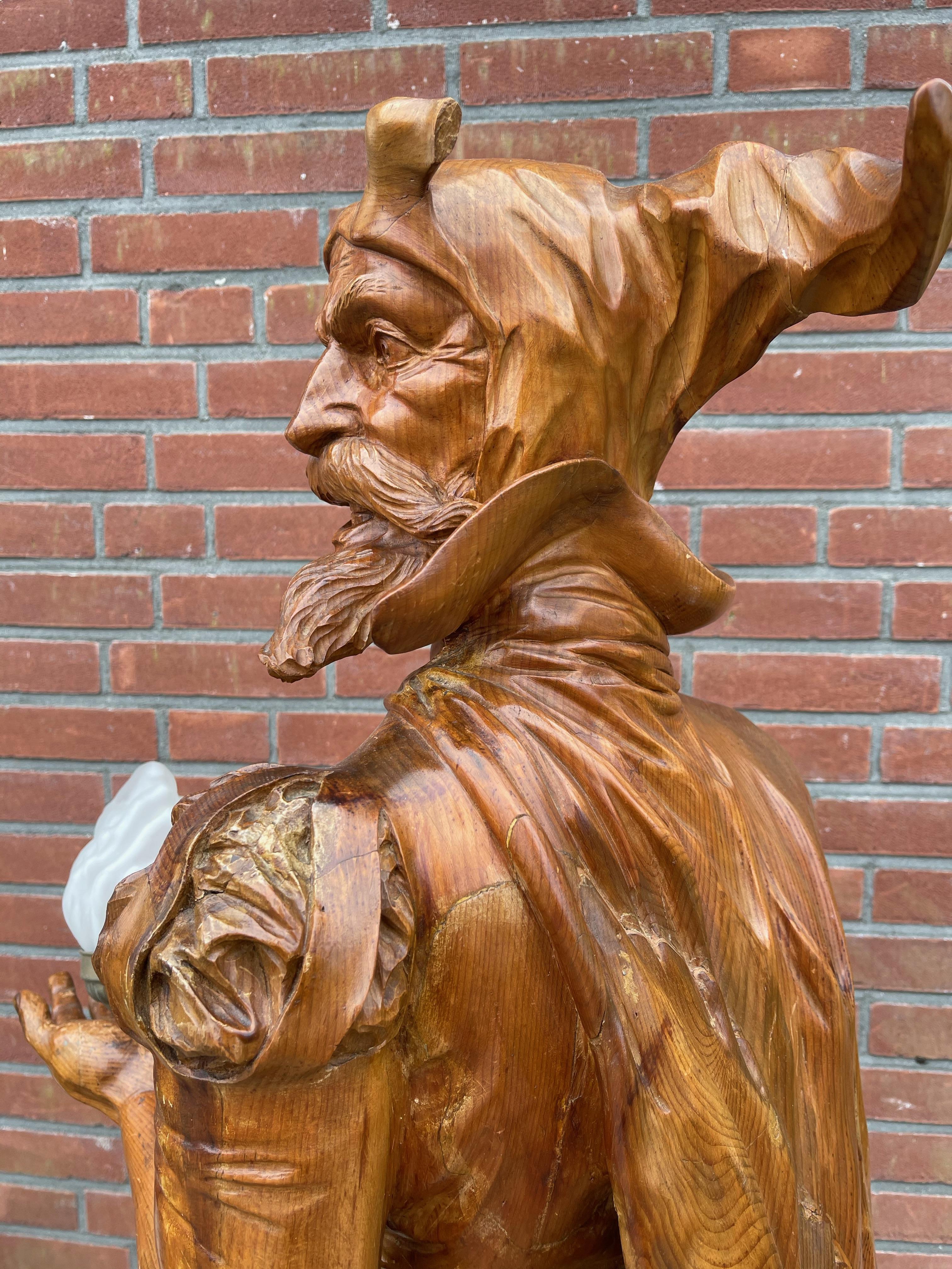 Europeo Scultura unica e grande intagliata a mano / Lampada da terra Mephisto / Statua dell'opera Faust in vendita