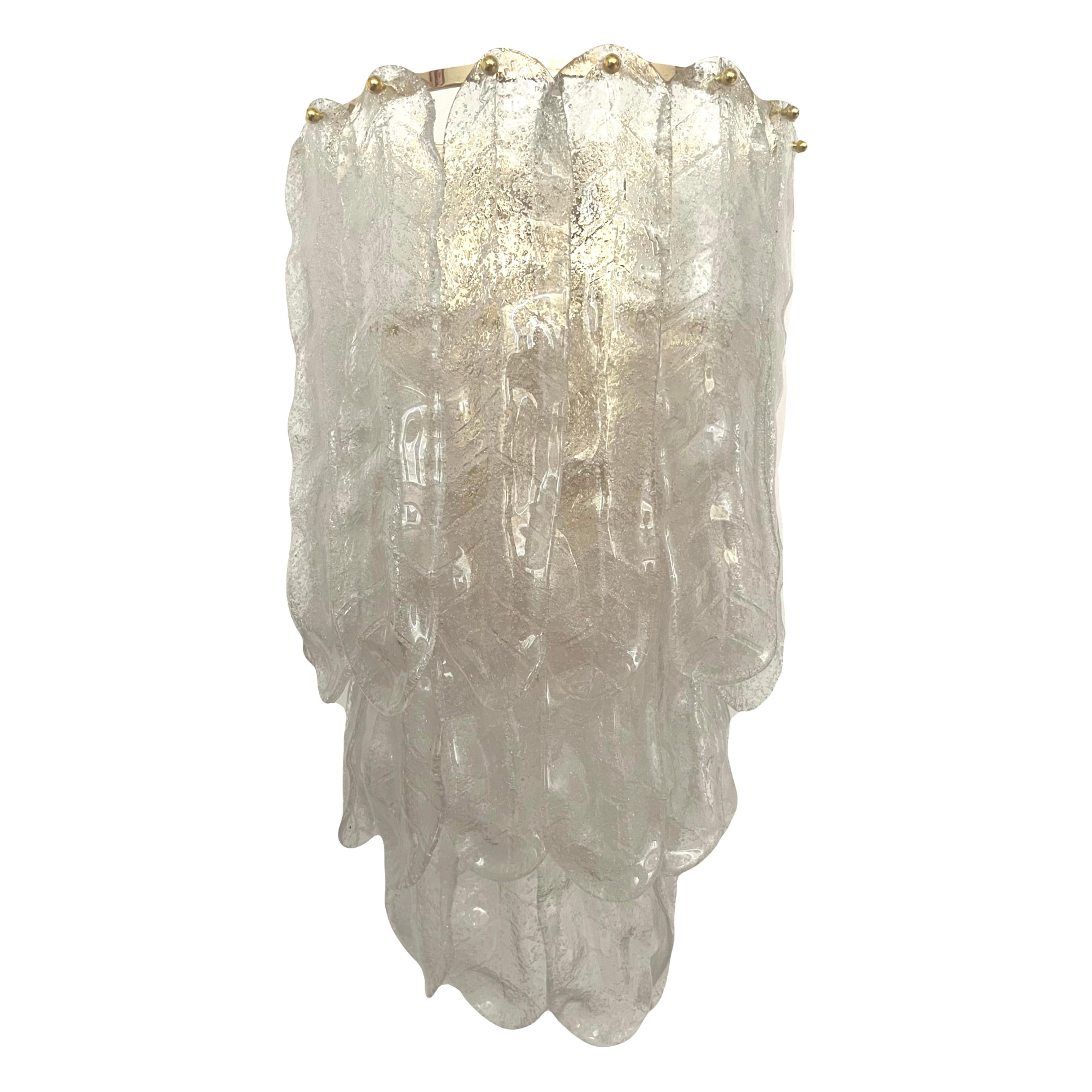 Merveilleuse, belle et grande paire d'appliques murales italiennes en verre clair de Murano, datant des années 1970. Ces luminaires ont été conçus et fabriqués dans les années 1970 en Italie par Mazzega.
Chaque applique murale est composée de 18