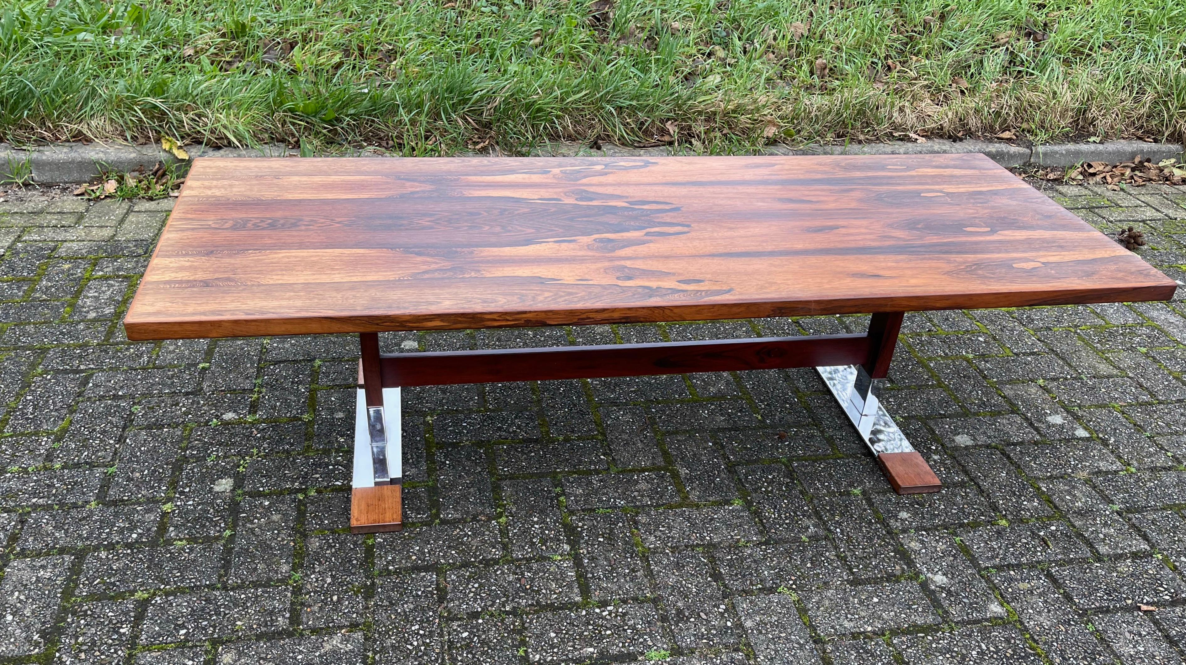 Grande table basse unique en bois de style mi-siècle moderne sur pieds en métal chromé en vente 2