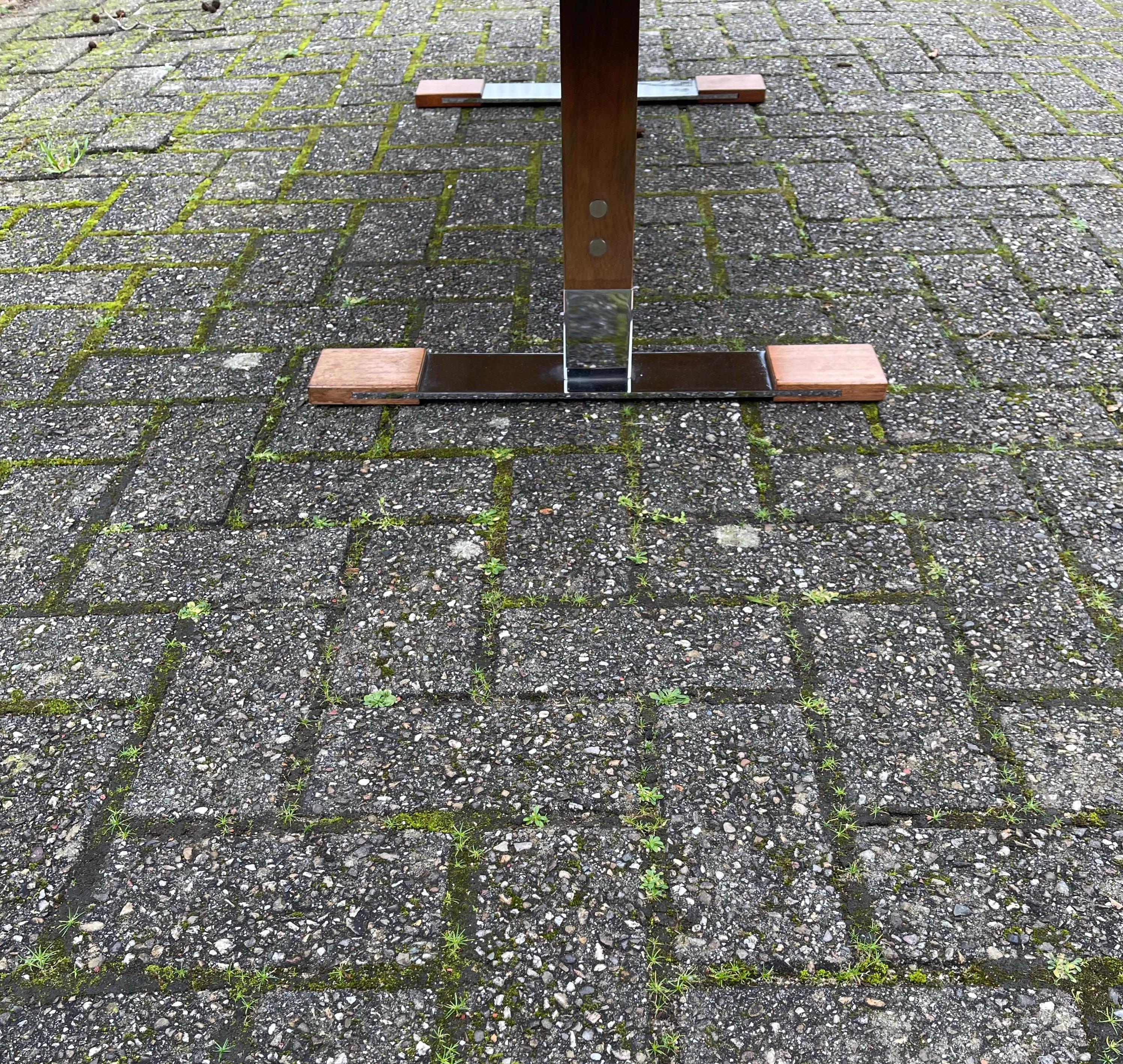 Grande table basse unique en bois de style mi-siècle moderne sur pieds en métal chromé en vente 3