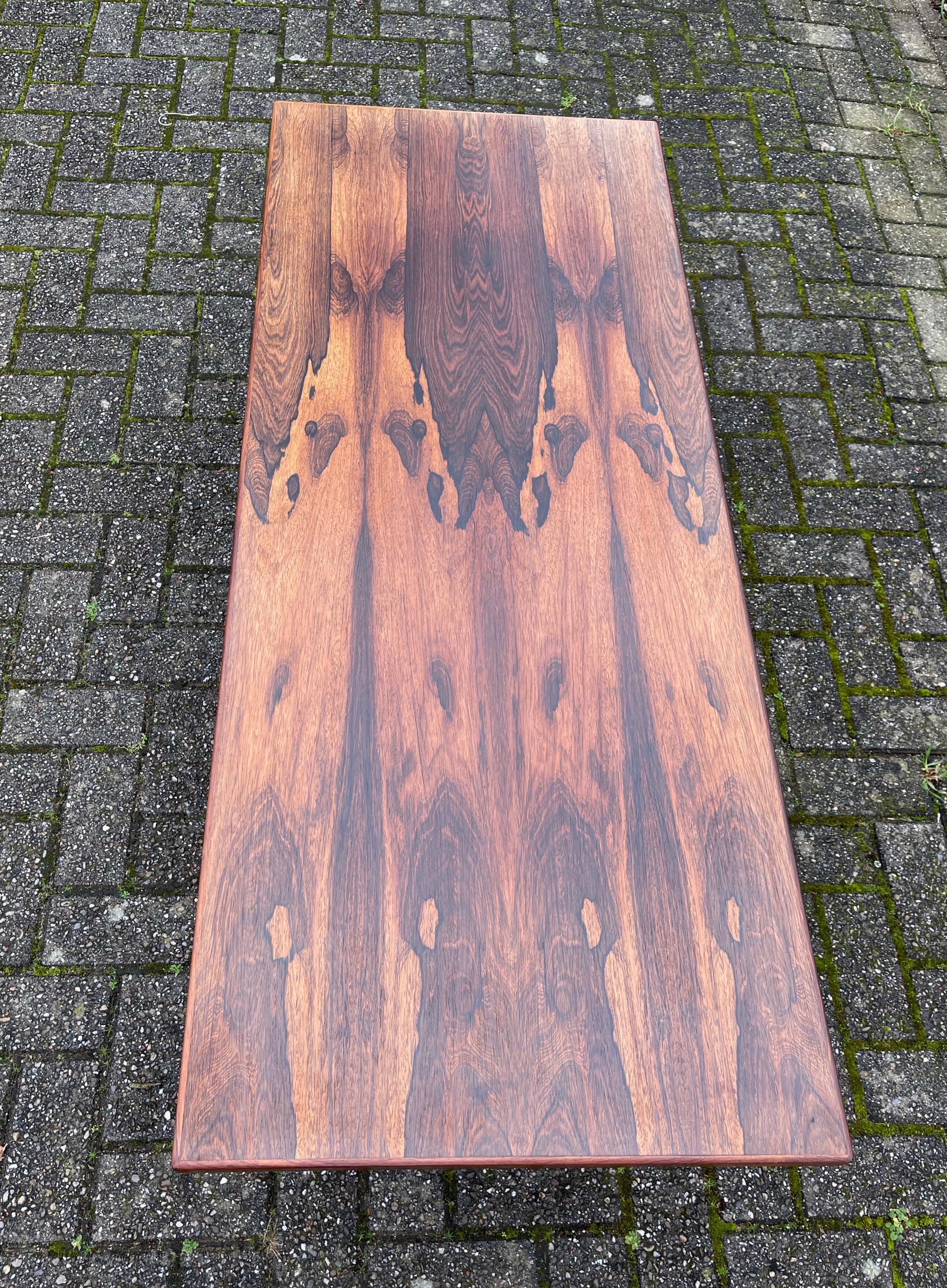 Grande table basse unique en bois de style mi-siècle moderne sur pieds en métal chromé en vente 6