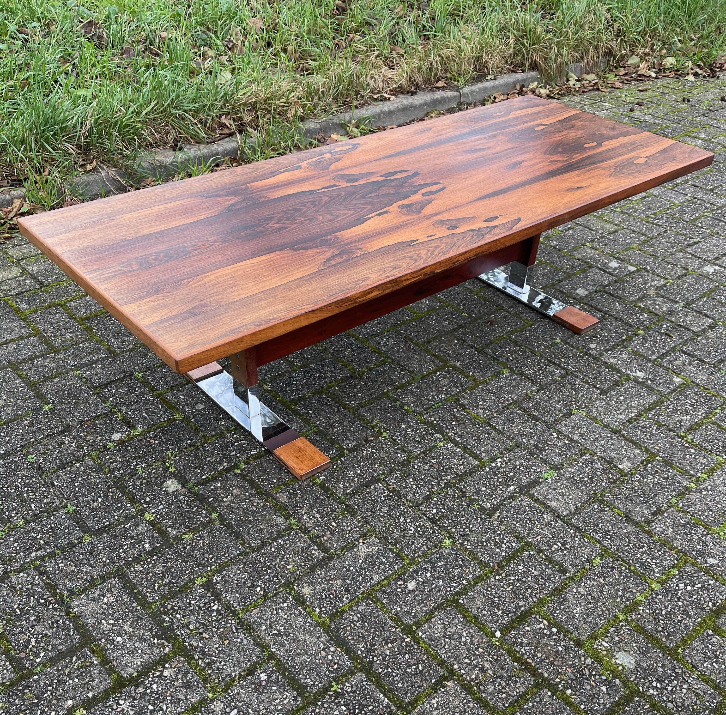 Grande table basse unique en bois de style mi-siècle moderne sur pieds en métal chromé en vente 8