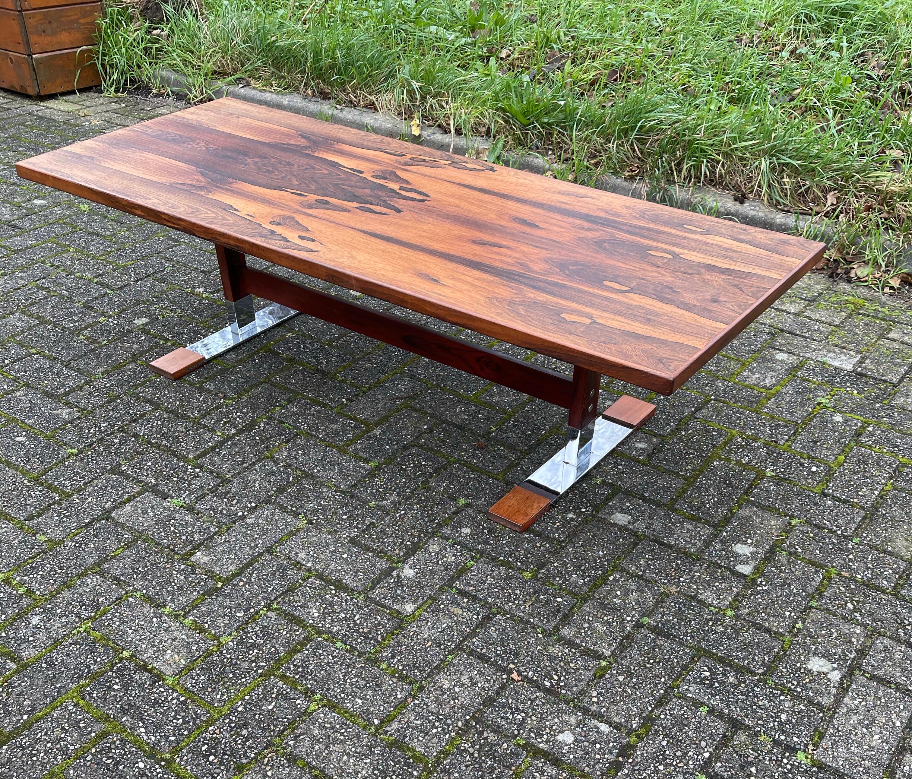 Grande table basse unique en bois de style mi-siècle moderne sur pieds en métal chromé en vente 9