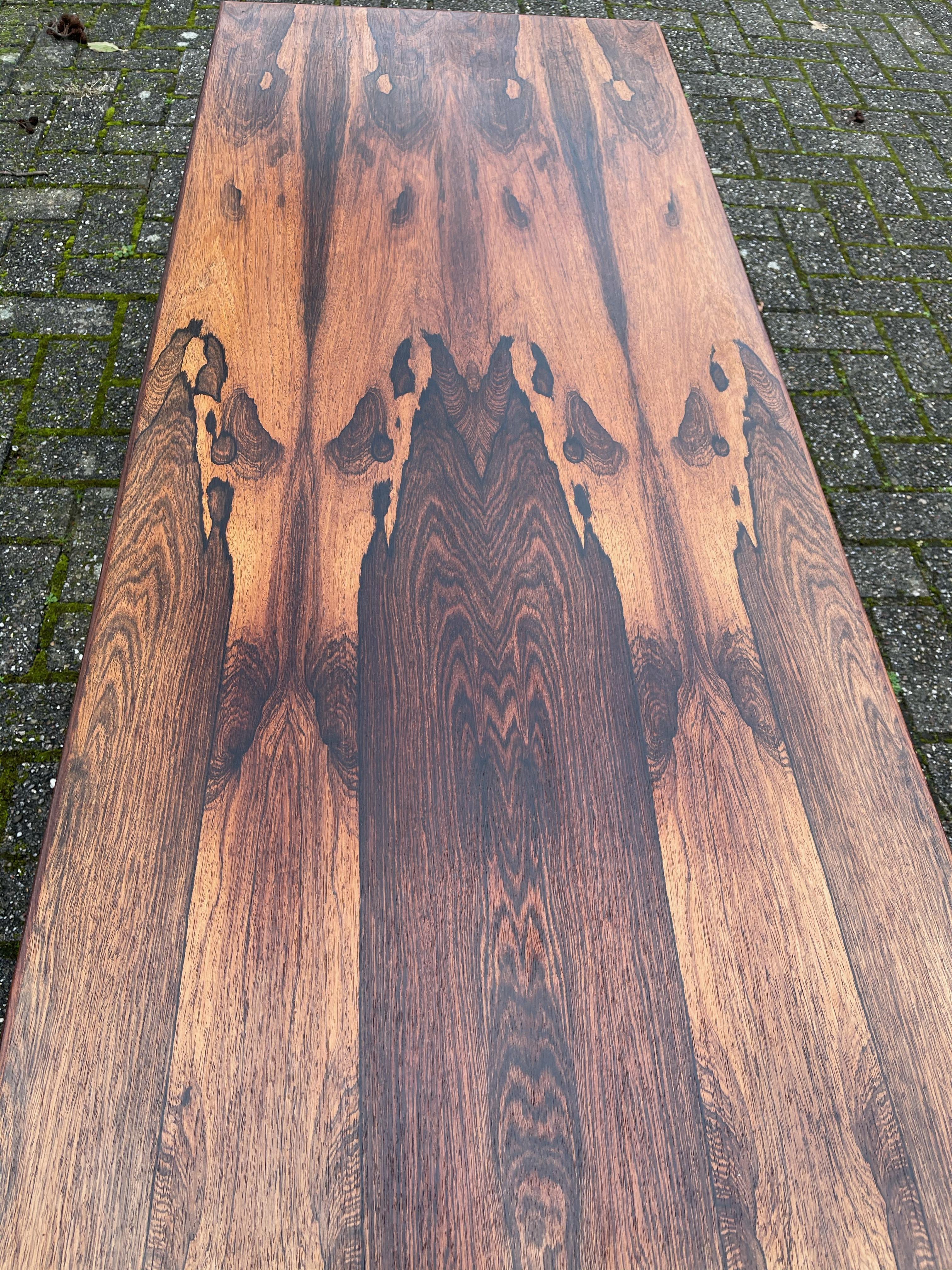 Grande table basse unique en bois de style mi-siècle moderne sur pieds en métal chromé en vente 10