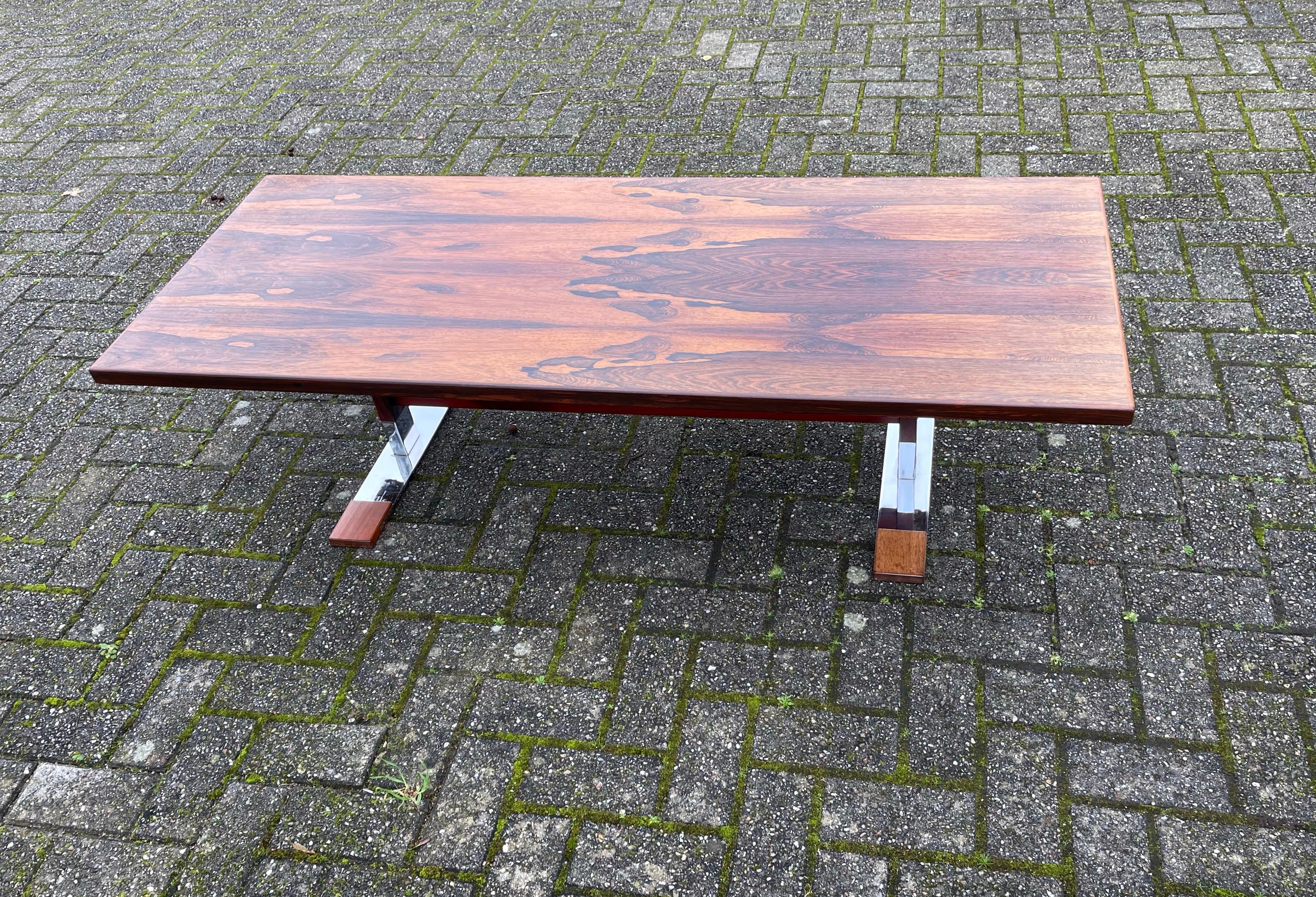 Grande table basse unique en bois de style mi-siècle moderne sur pieds en métal chromé en vente 11