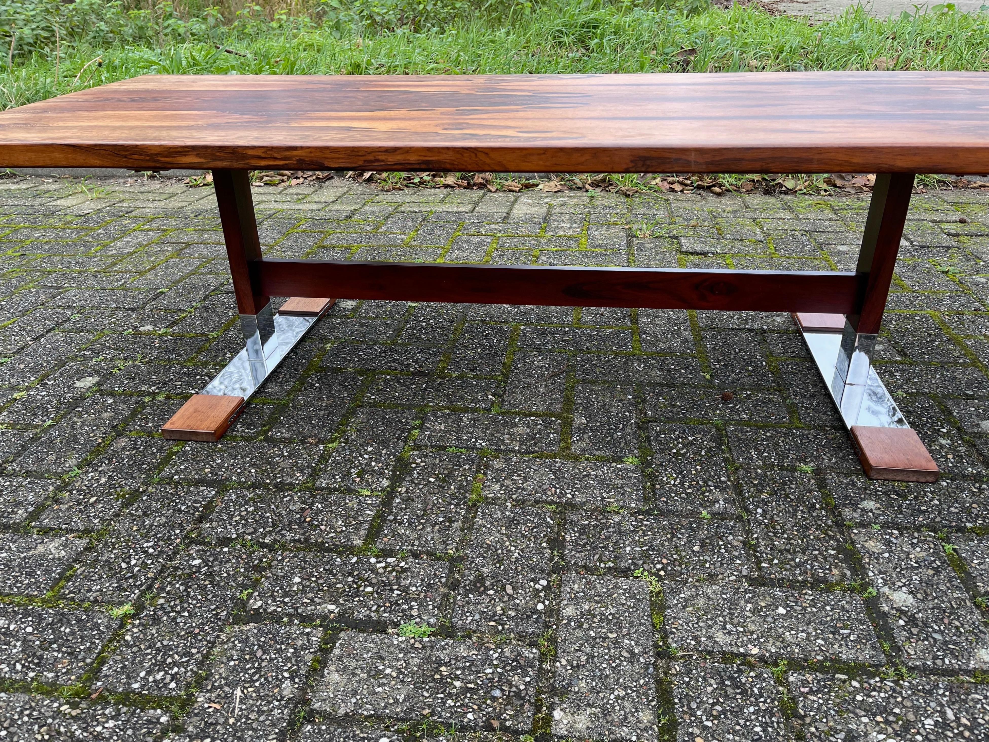 Mid-Century Modern Grande table basse unique en bois de style mi-siècle moderne sur pieds en métal chromé en vente