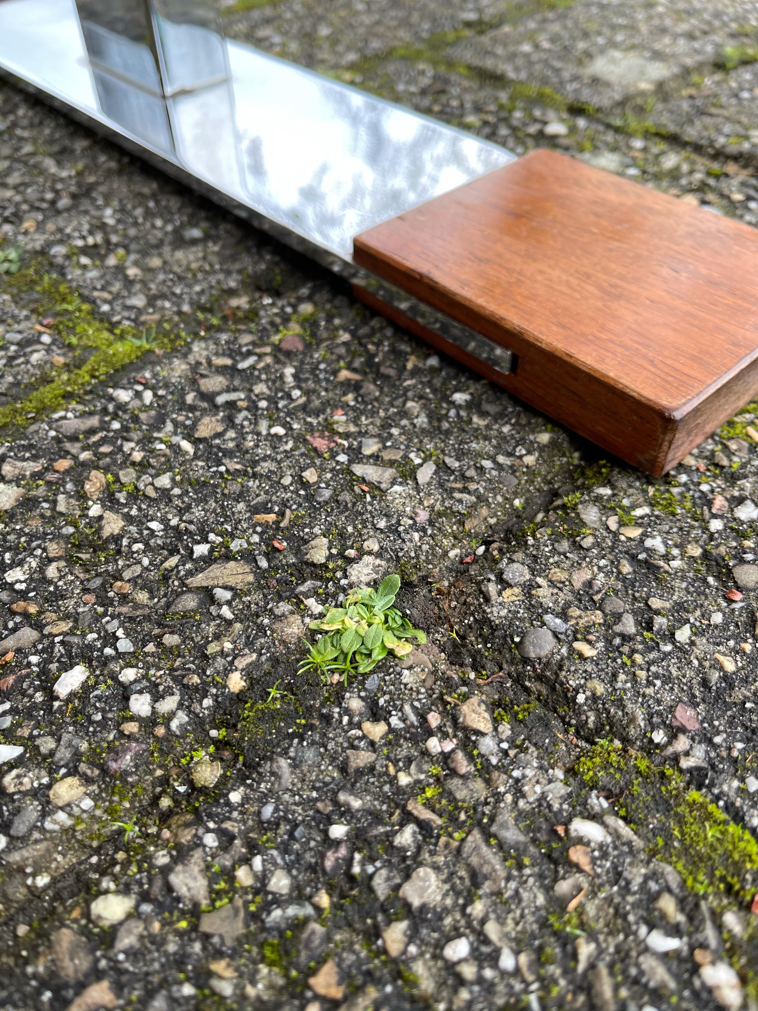 Poli Grande table basse unique en bois de style mi-siècle moderne sur pieds en métal chromé en vente